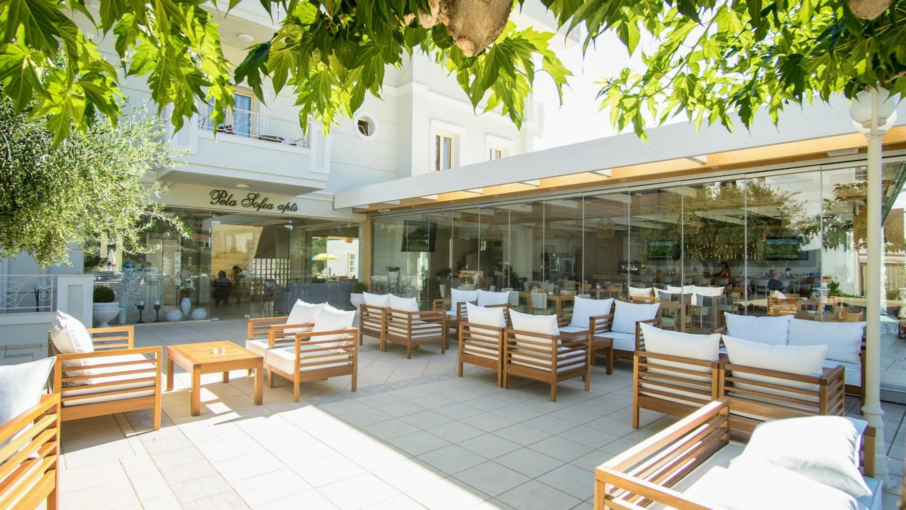 Facade/entrance in Pela Sofia