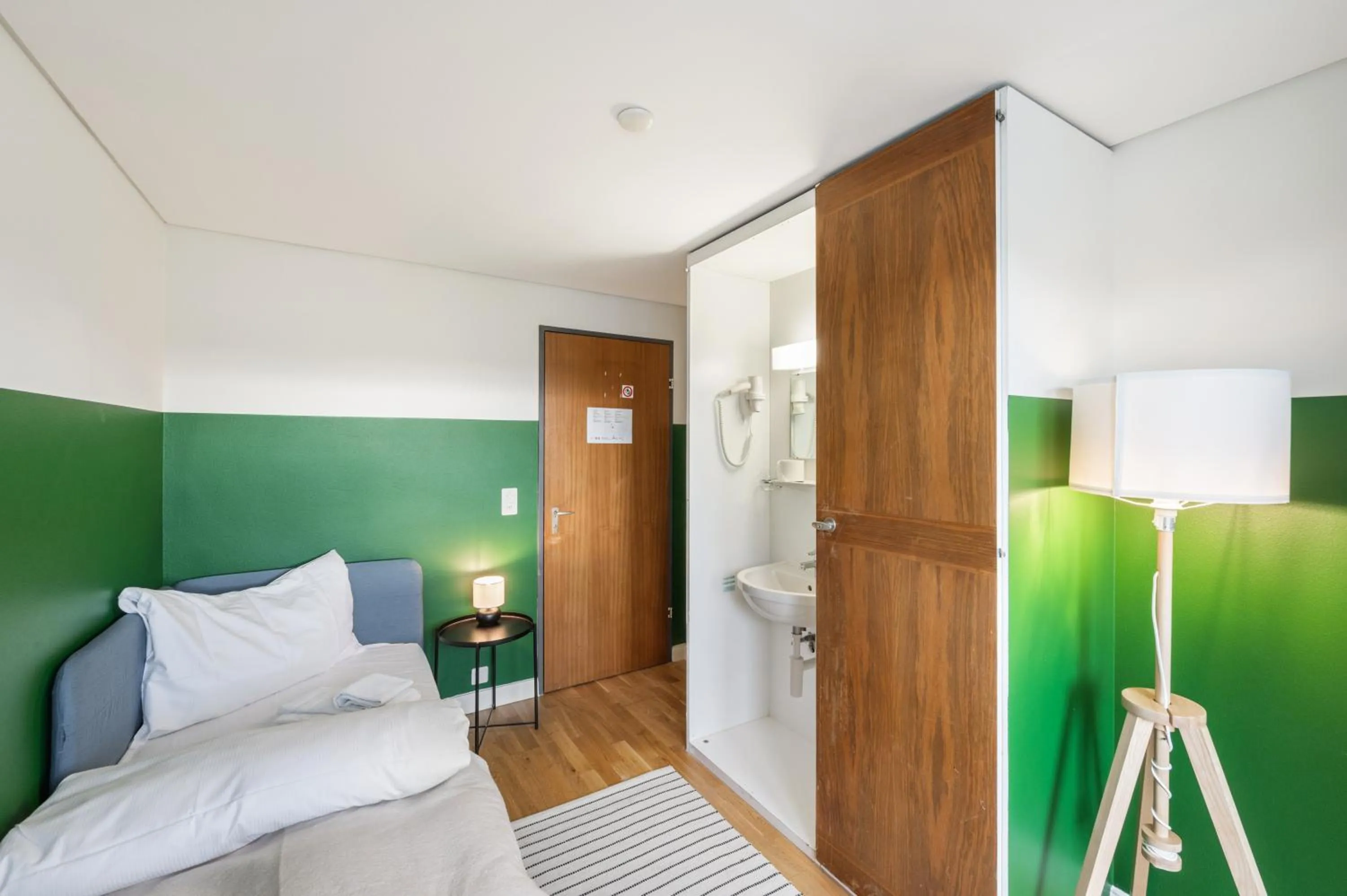 Bed in Becozy Self Check-in Pop-Up Hotel Basel