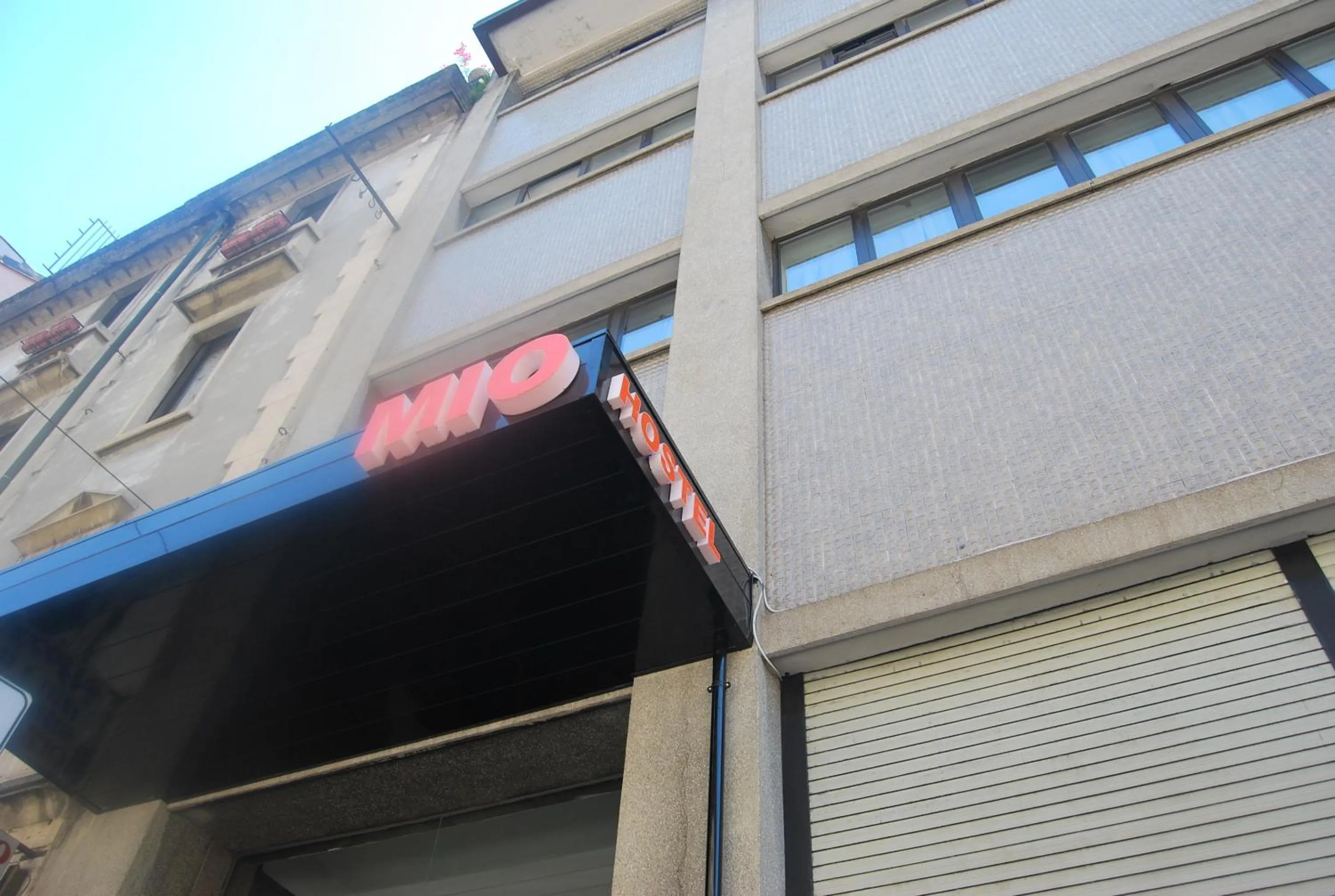 Facade/entrance in Mio Hostel