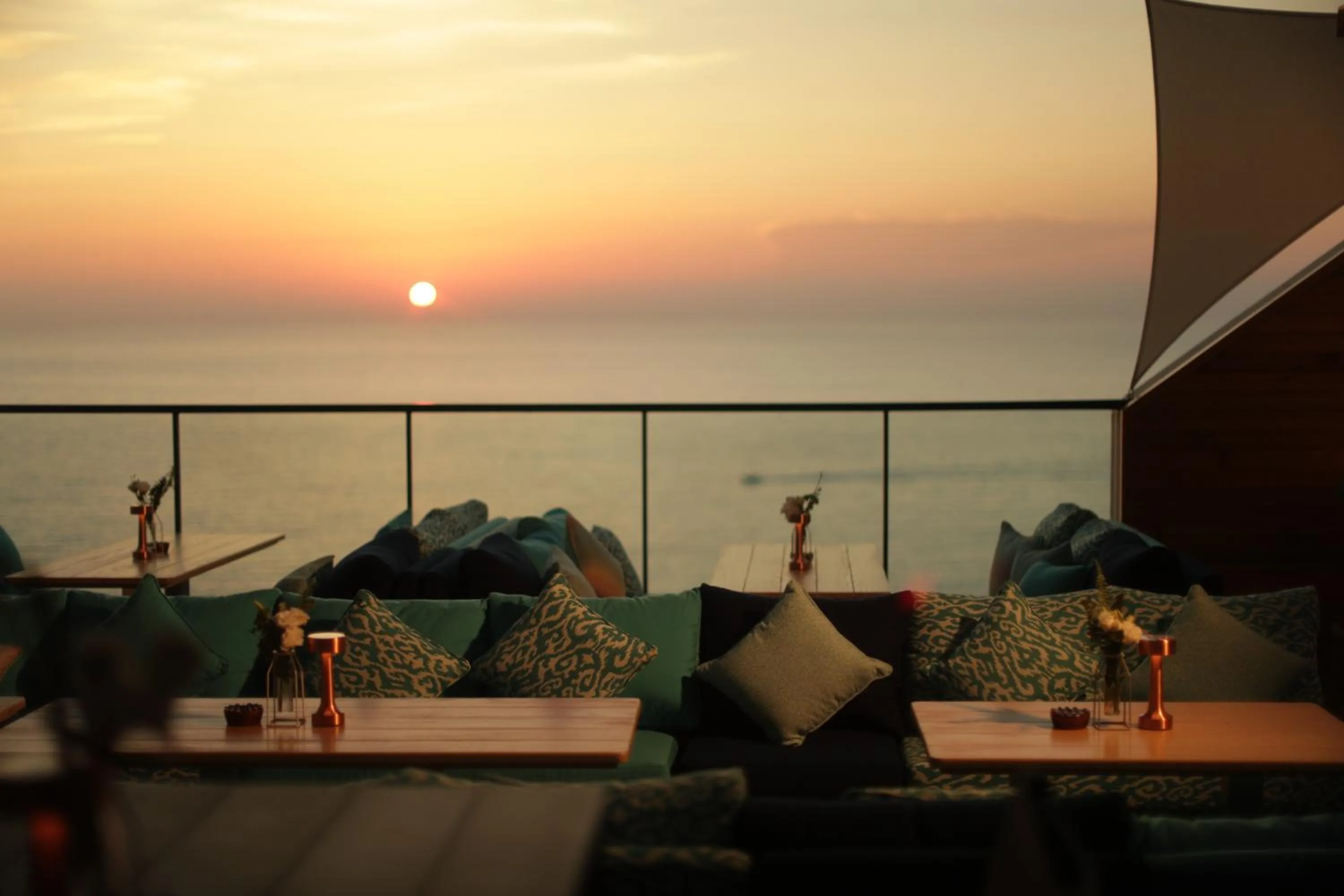 Restaurant/places to eat in Raouche Arjaan by Rotana