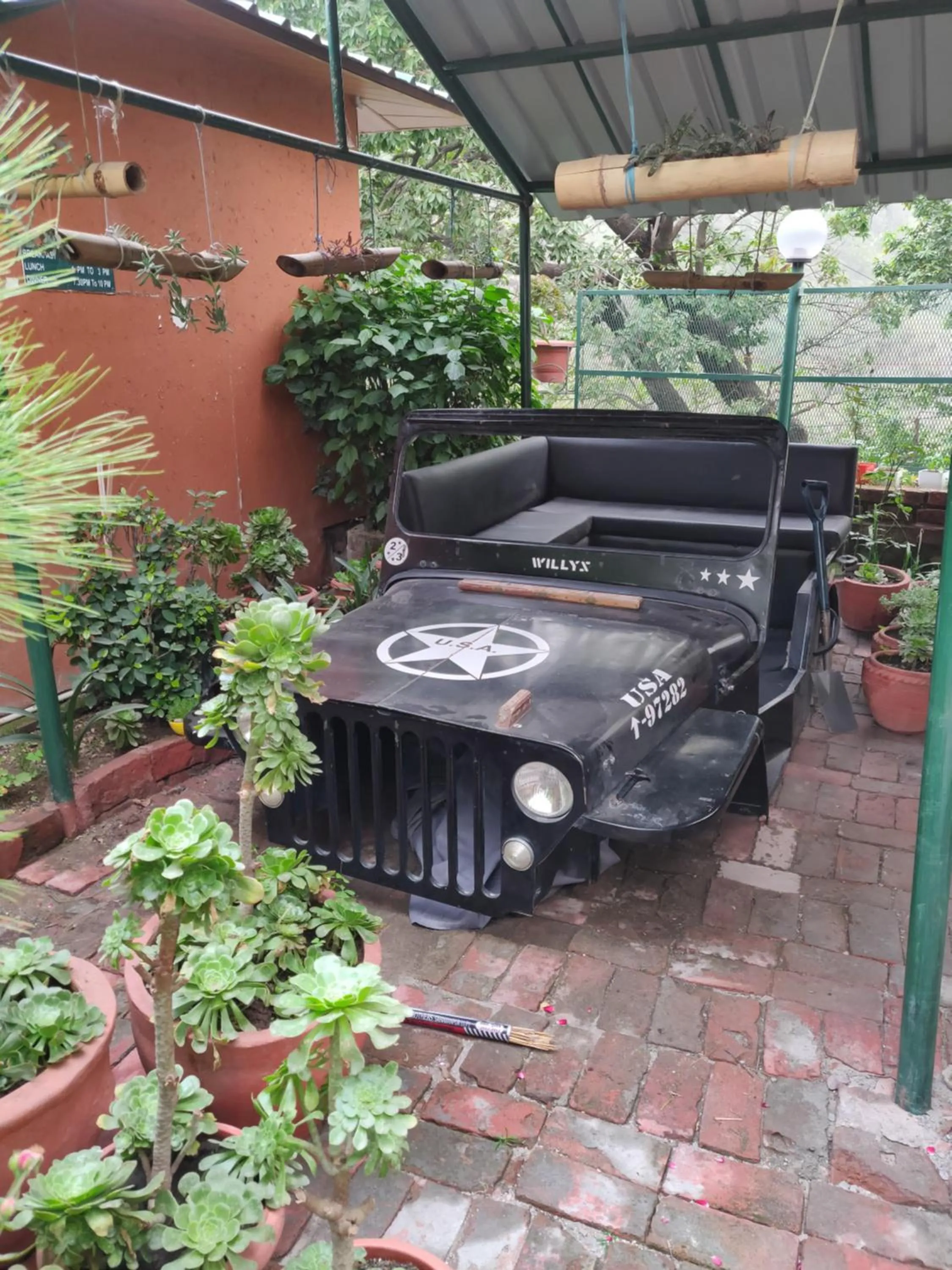 Restaurant/places to eat in Jharipani Castle