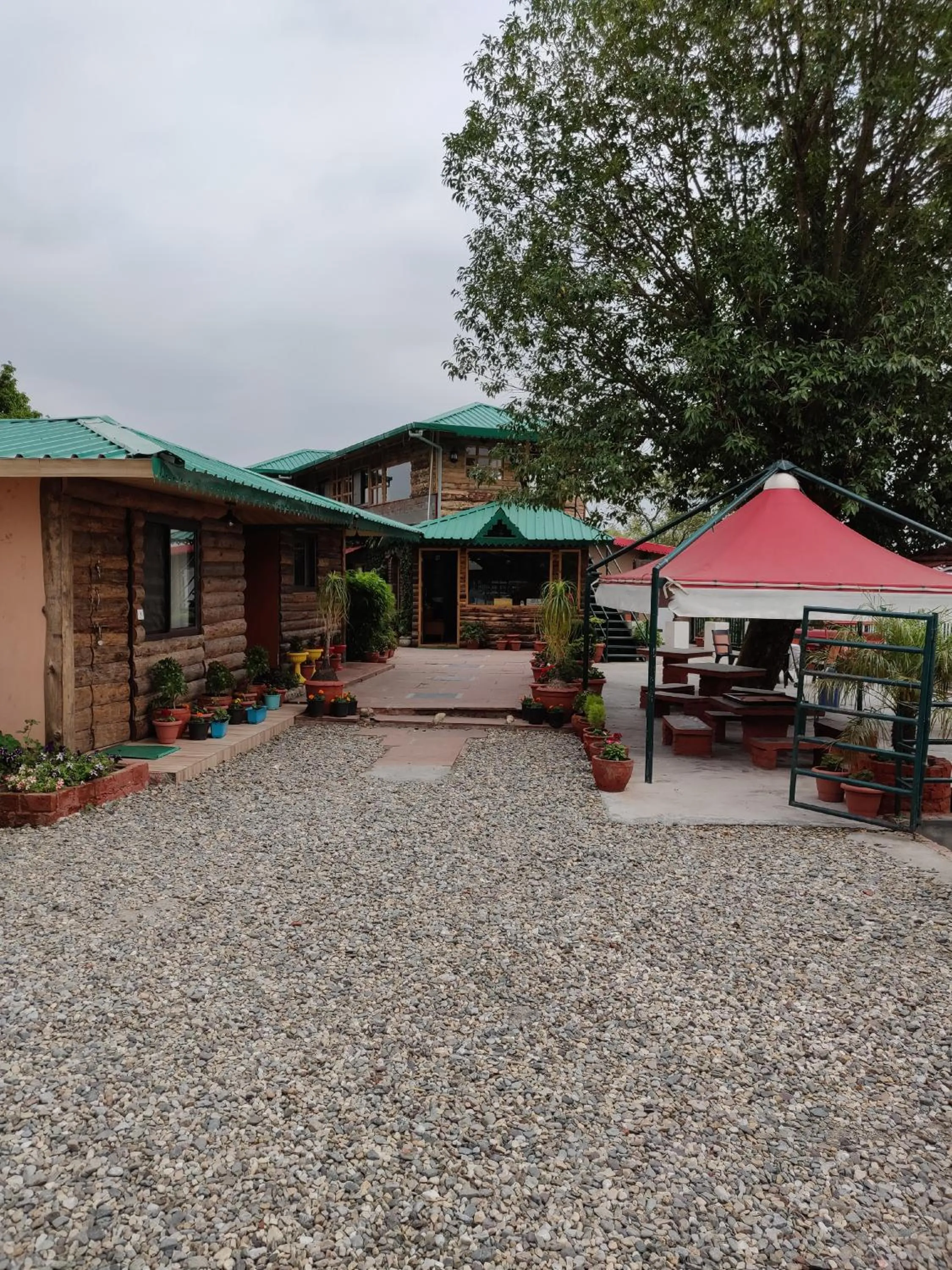 Facade/entrance in Jharipani Castle