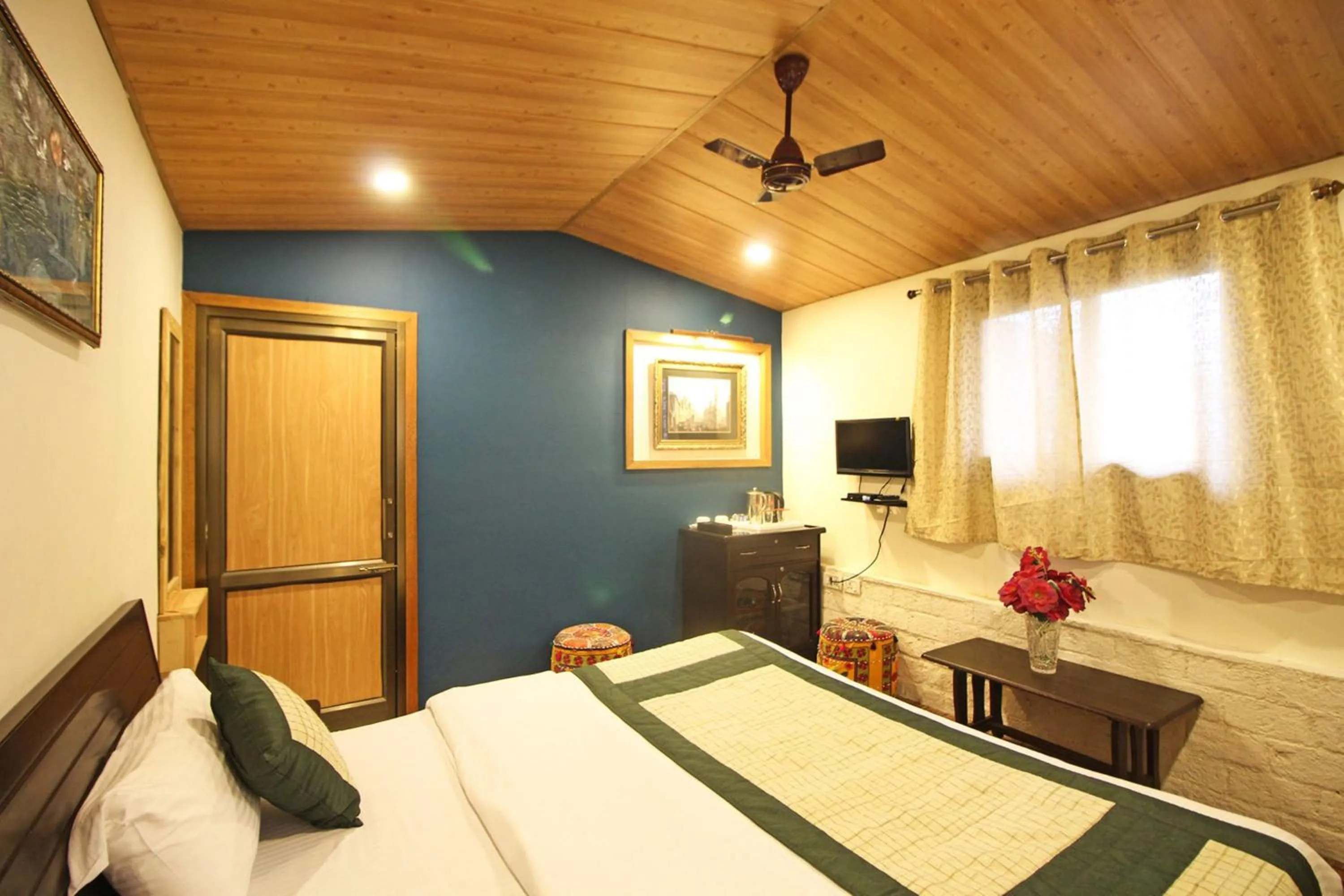 Coffee/tea facilities, Bed in Jharipani Castle