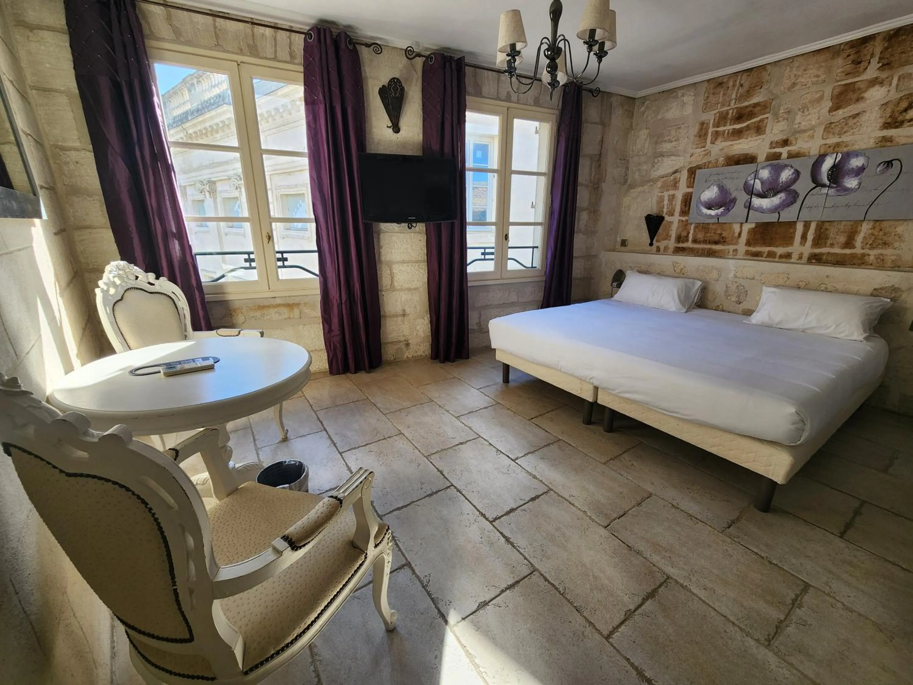 Bed in Hôtel du Palais des Papes