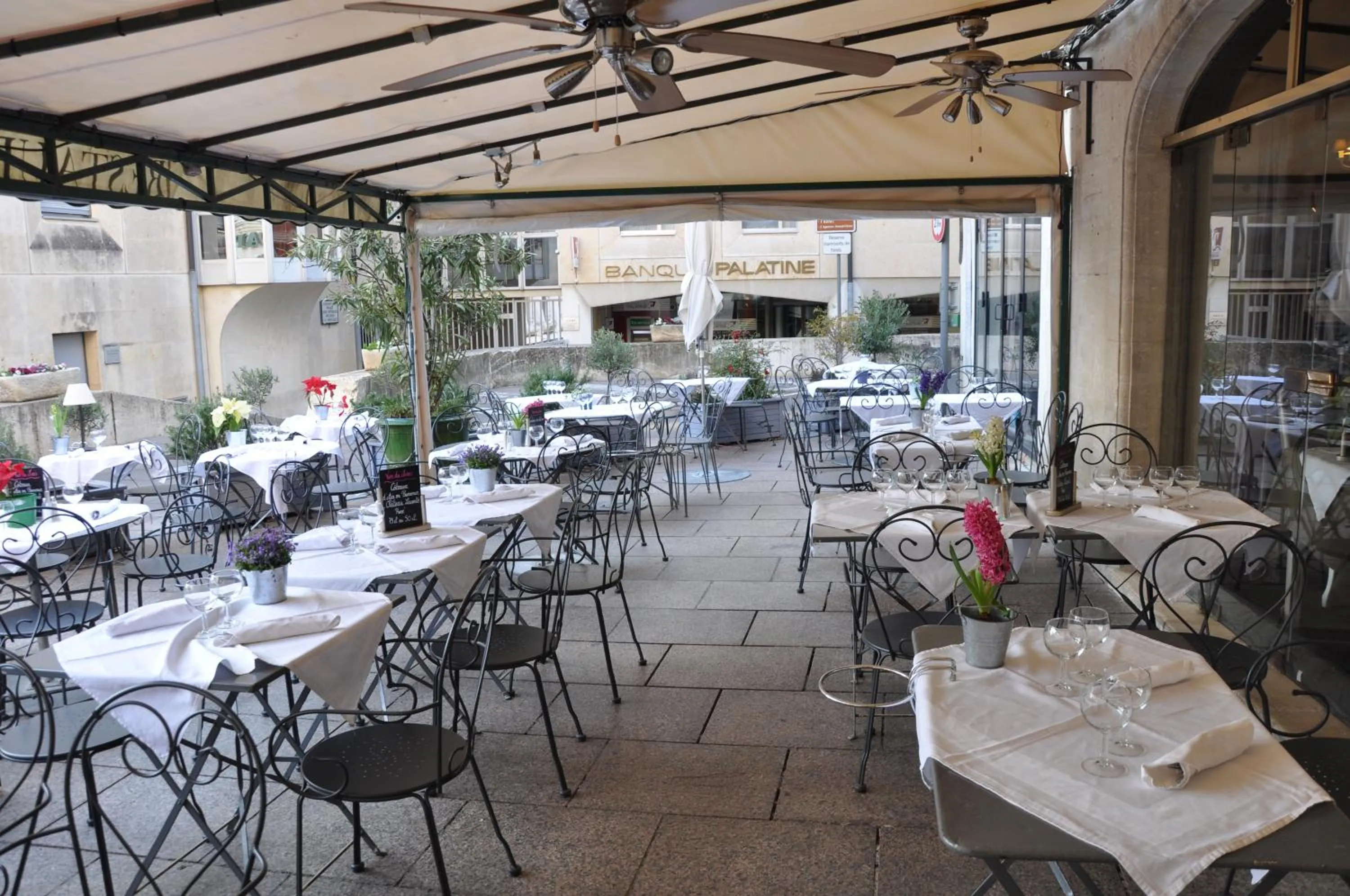 Patio in Hôtel du Palais des Papes