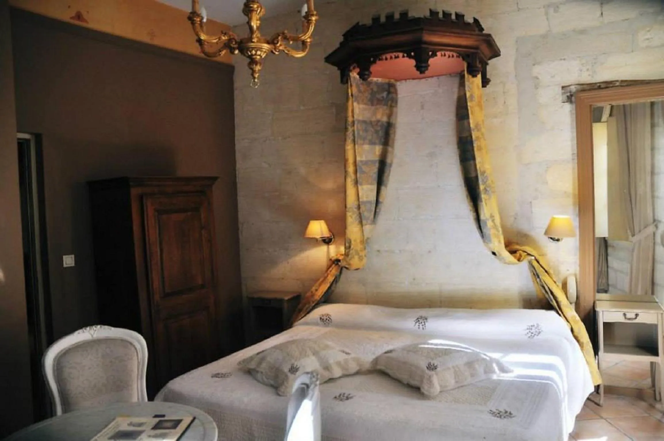 Bedroom, Bed in Hôtel du Palais des Papes