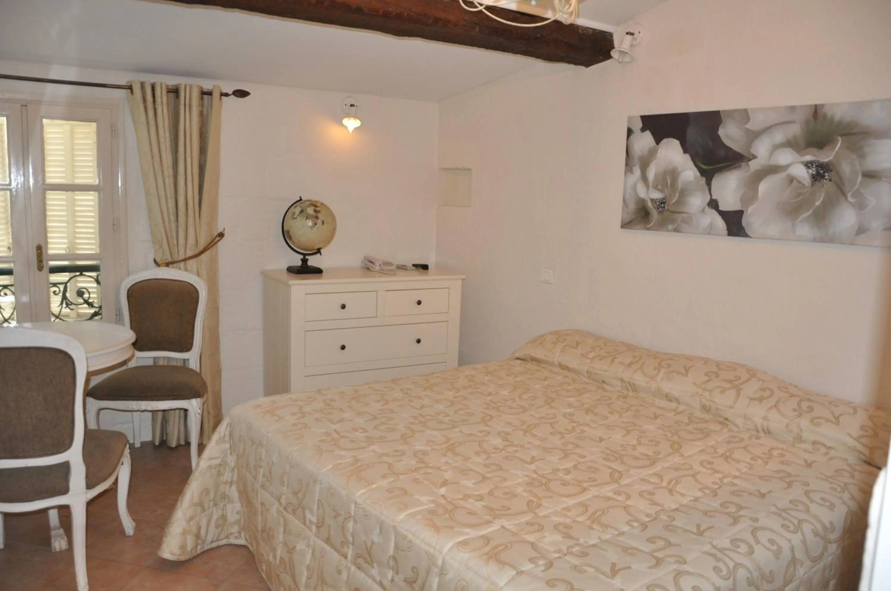 Bed in Hôtel du Palais des Papes