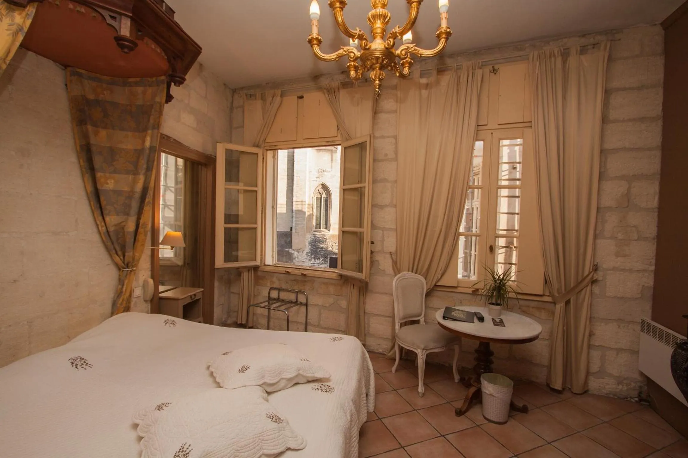 Bedroom, Bed in Hôtel du Palais des Papes