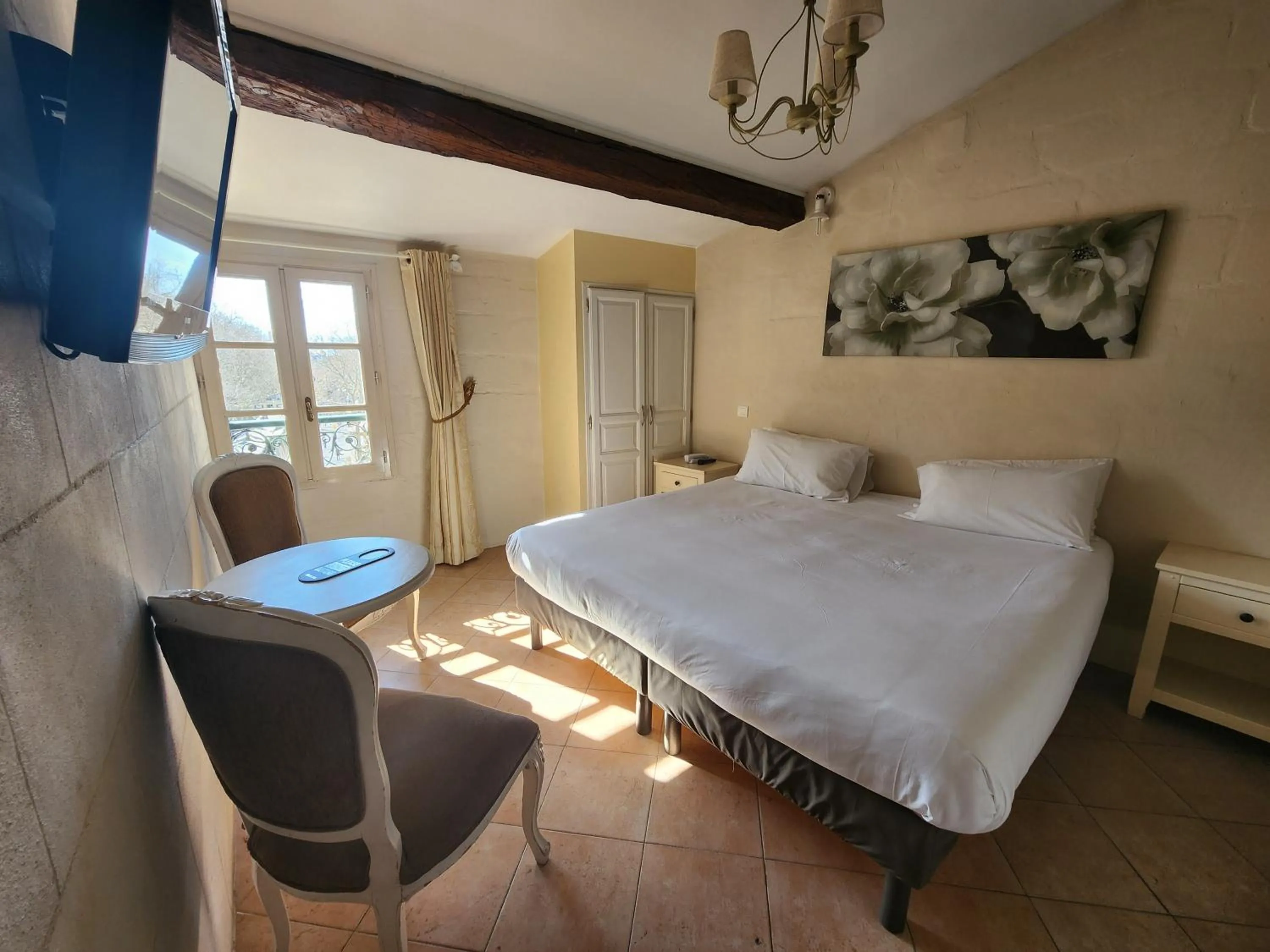Bed in Hôtel du Palais des Papes