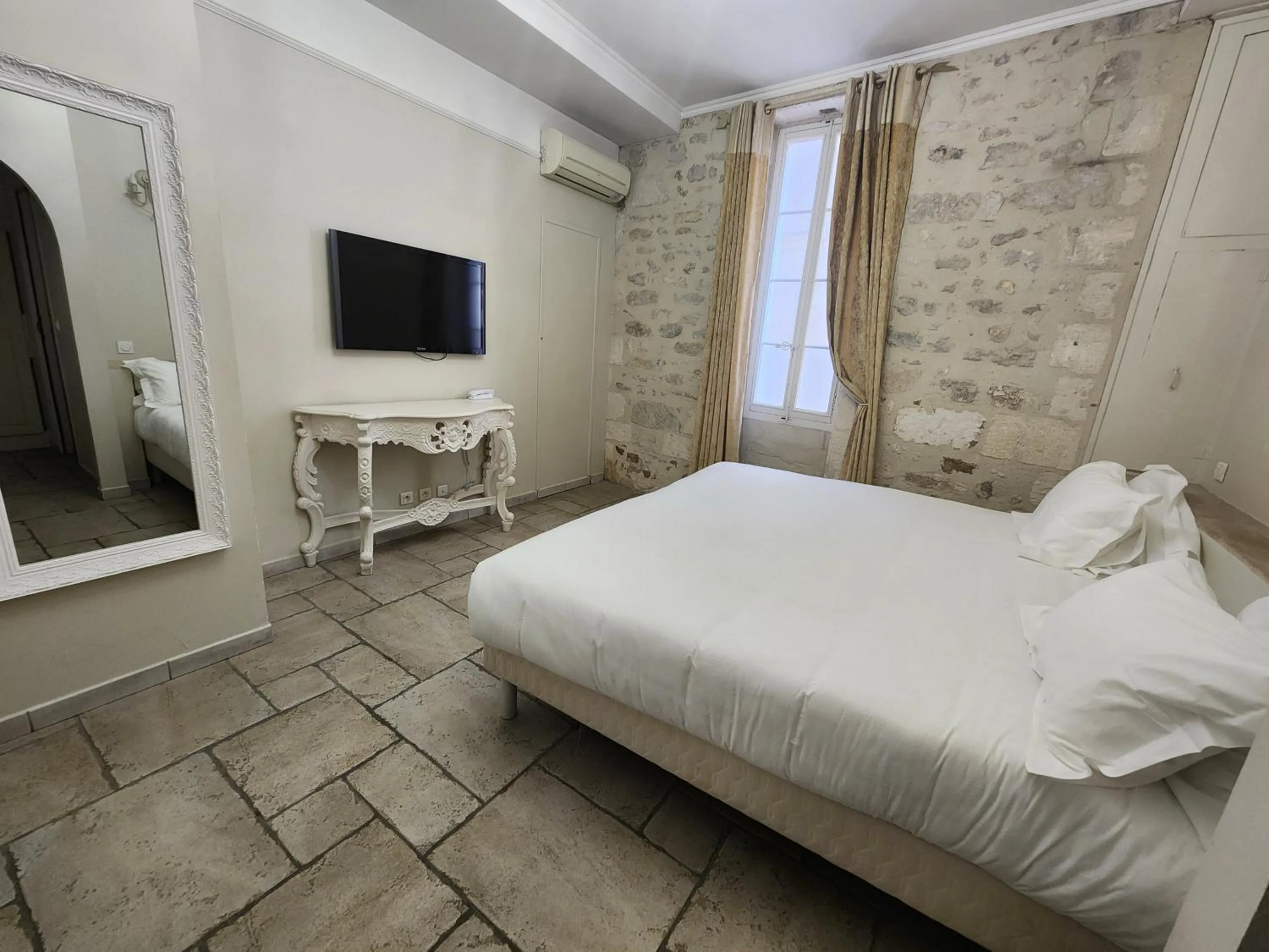 Bed in Hôtel du Palais des Papes