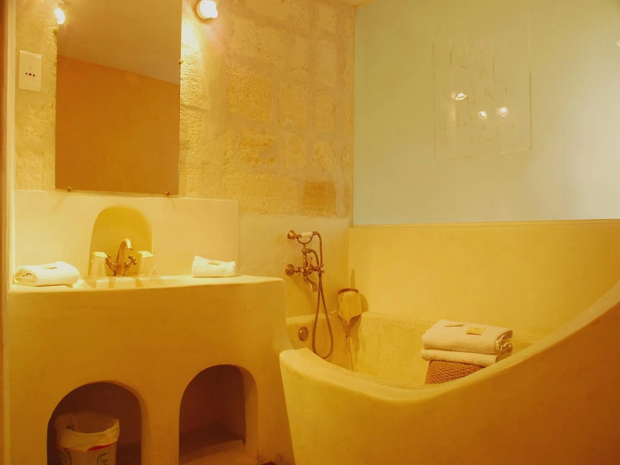 Bathroom in Hôtel du Palais des Papes