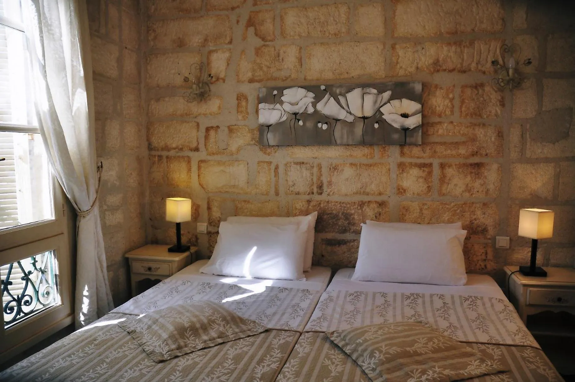 Bed in Hôtel du Palais des Papes