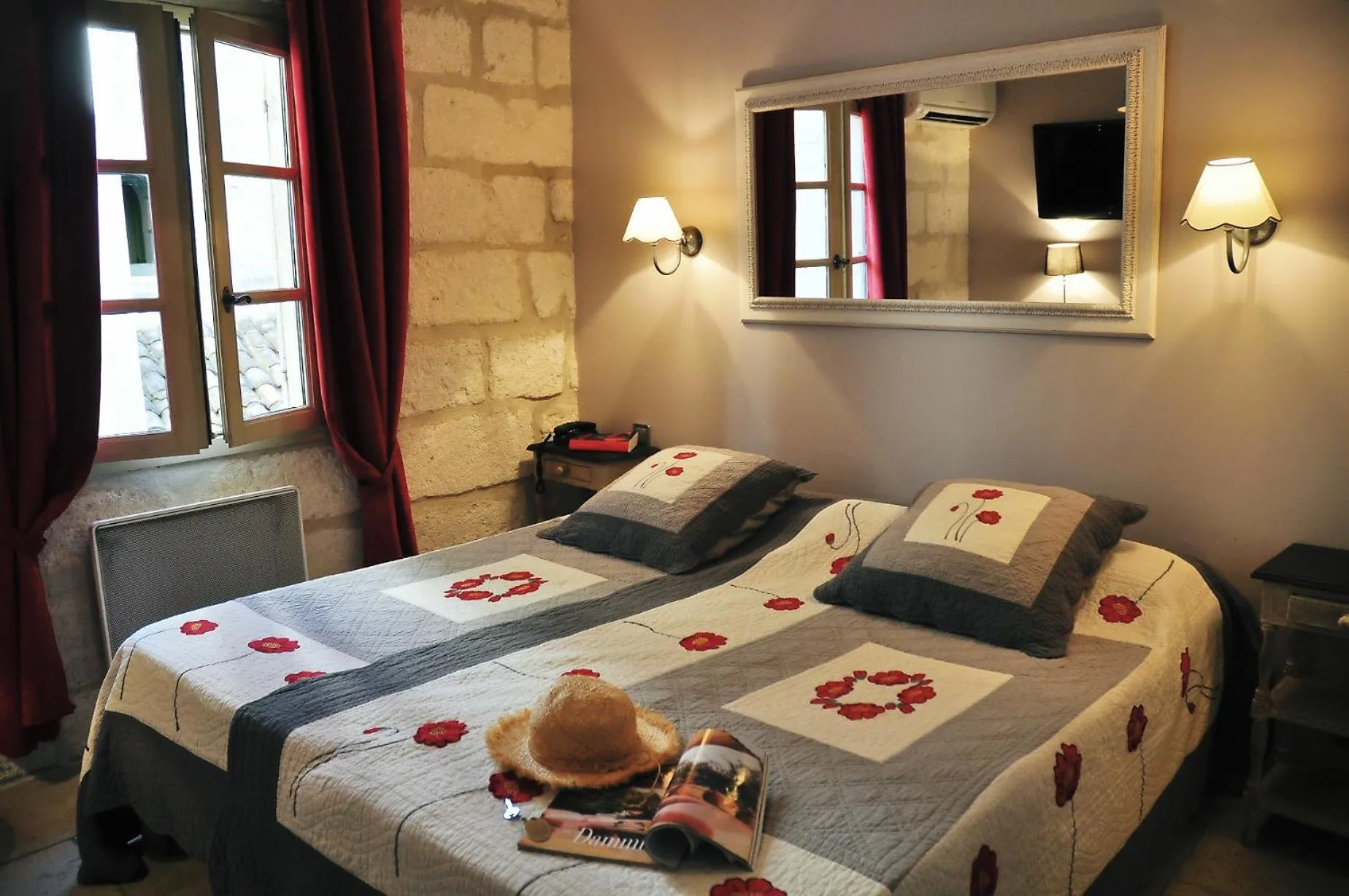Bed in Hôtel du Palais des Papes