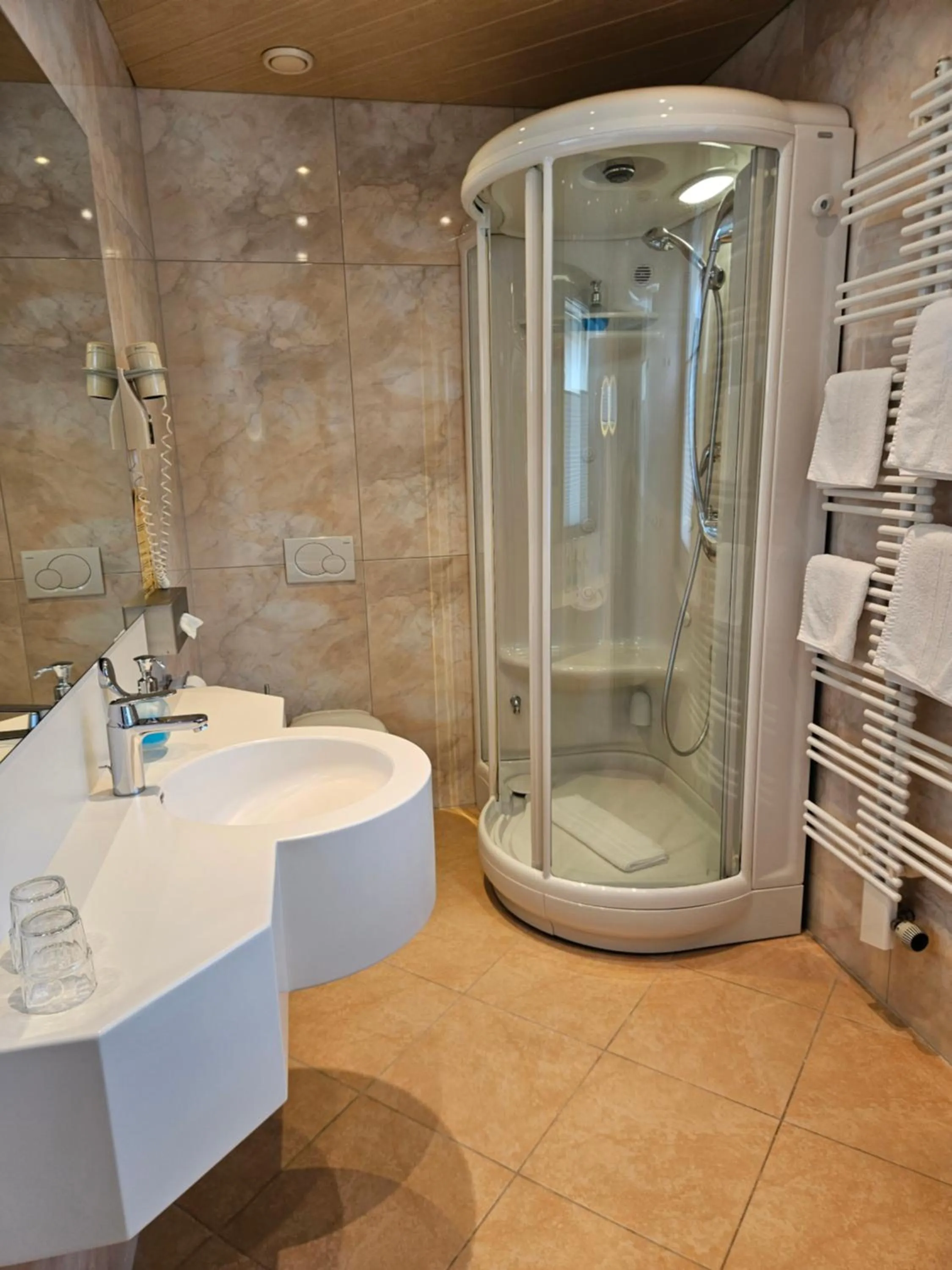 Bathroom in Hotel Hessischer Hof