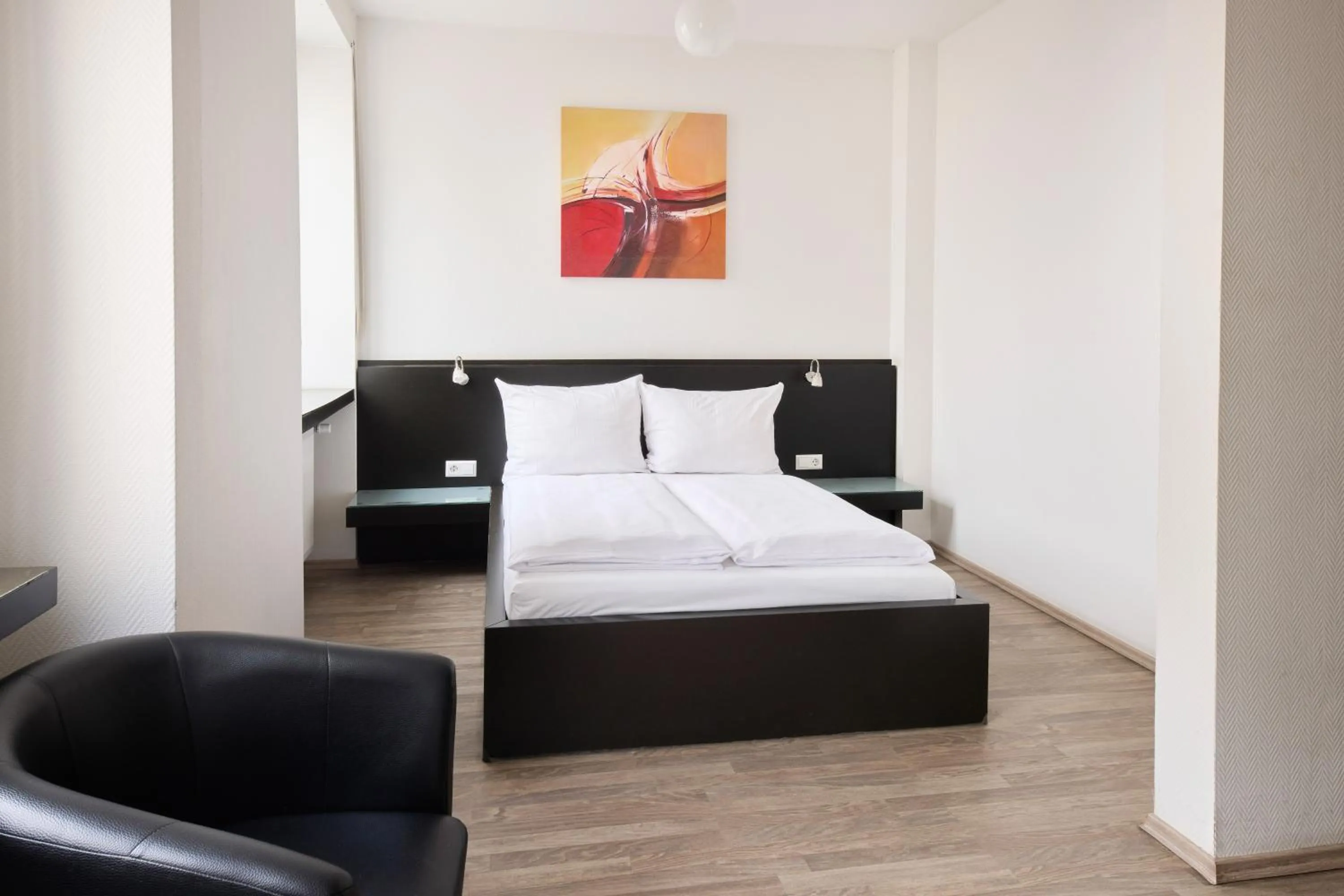 Photo of the whole room, Bed in Hotel Villa-Bassermann, stilvoll, 2 Min zum Schloss, schnelles WLAN & Parkplatz