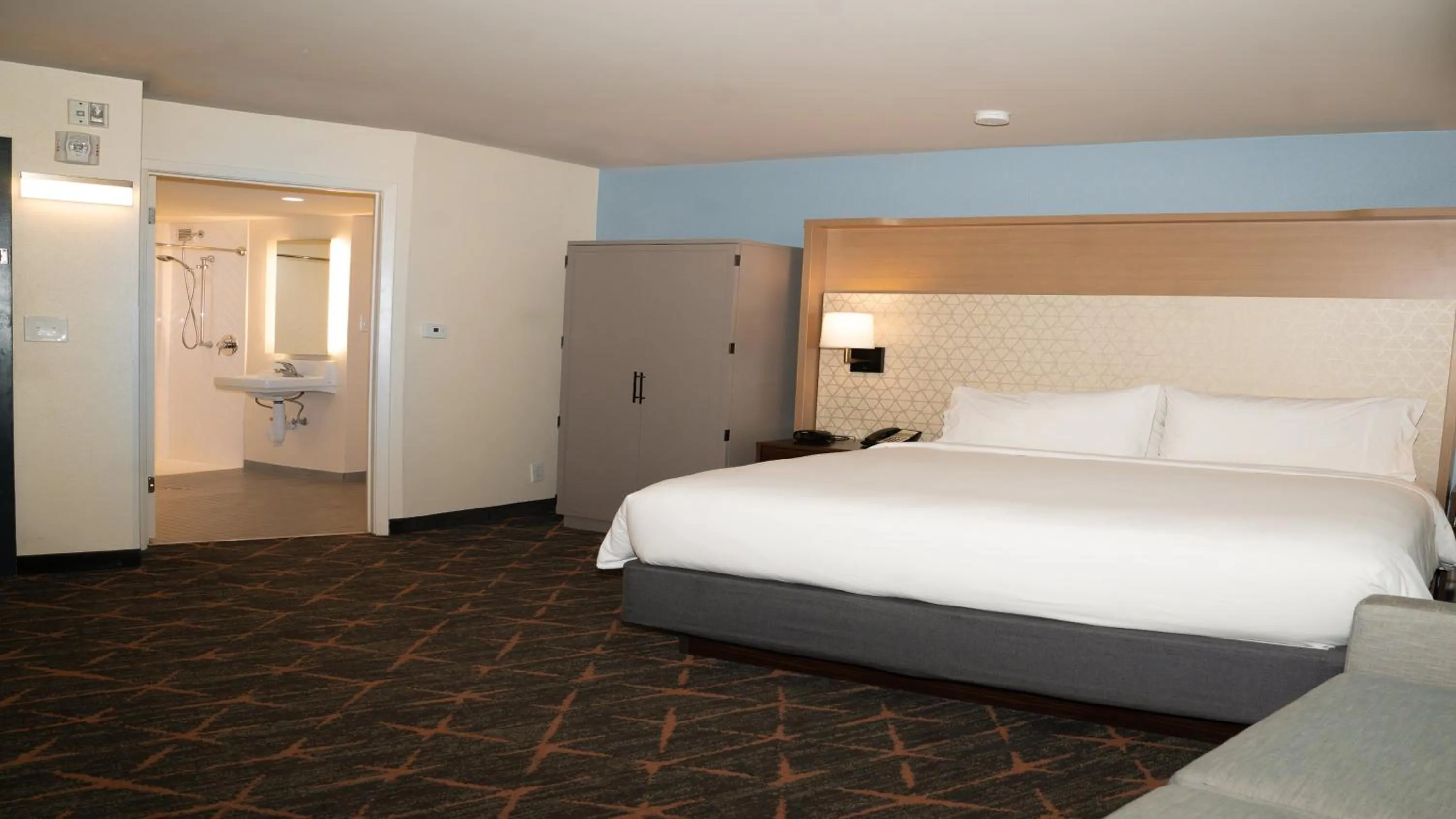 Photo of the whole room, Bed in Holiday Inn New Orleans West Bank Tower by IHG