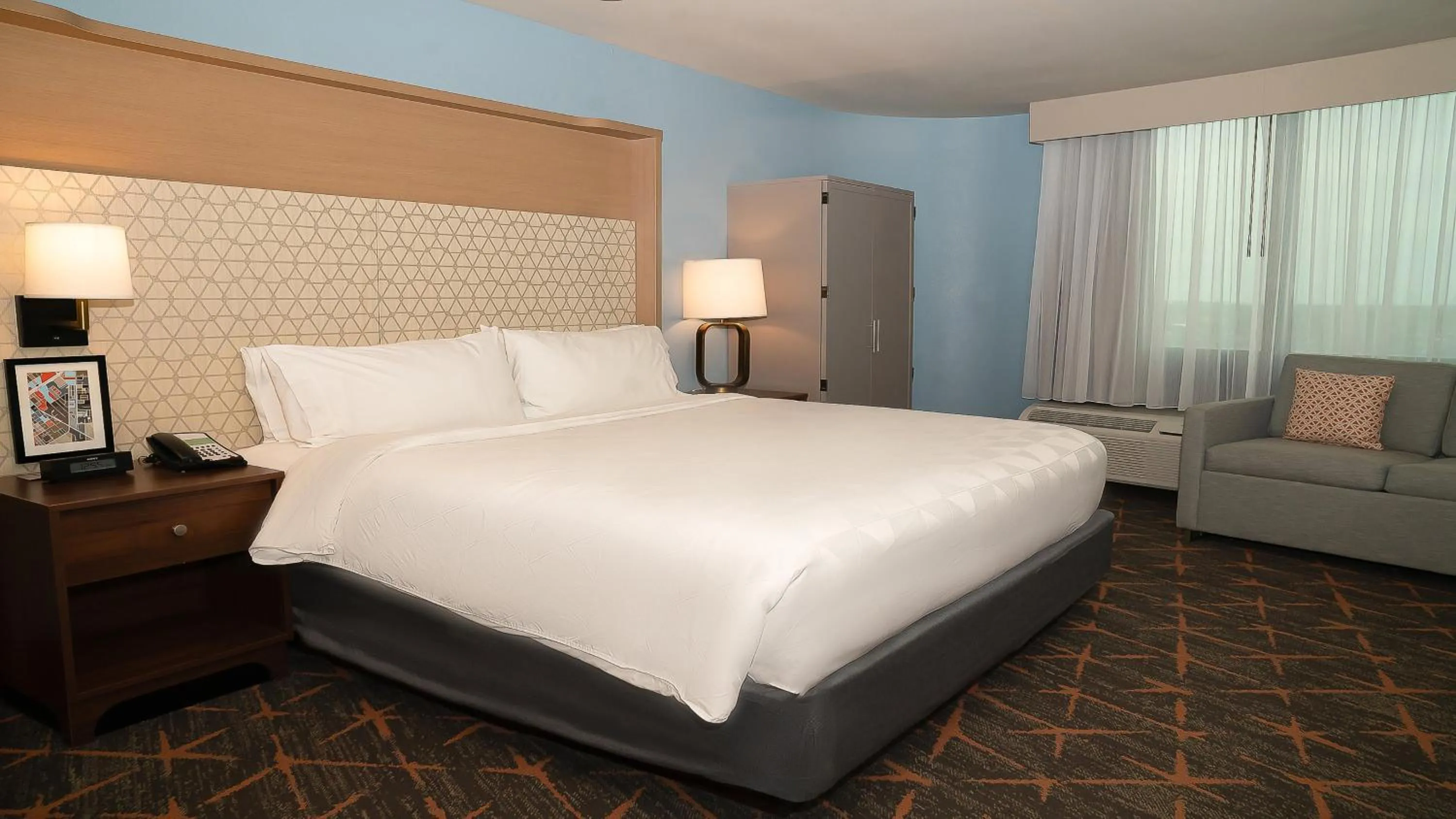 Photo of the whole room, Bed in Holiday Inn New Orleans West Bank Tower by IHG