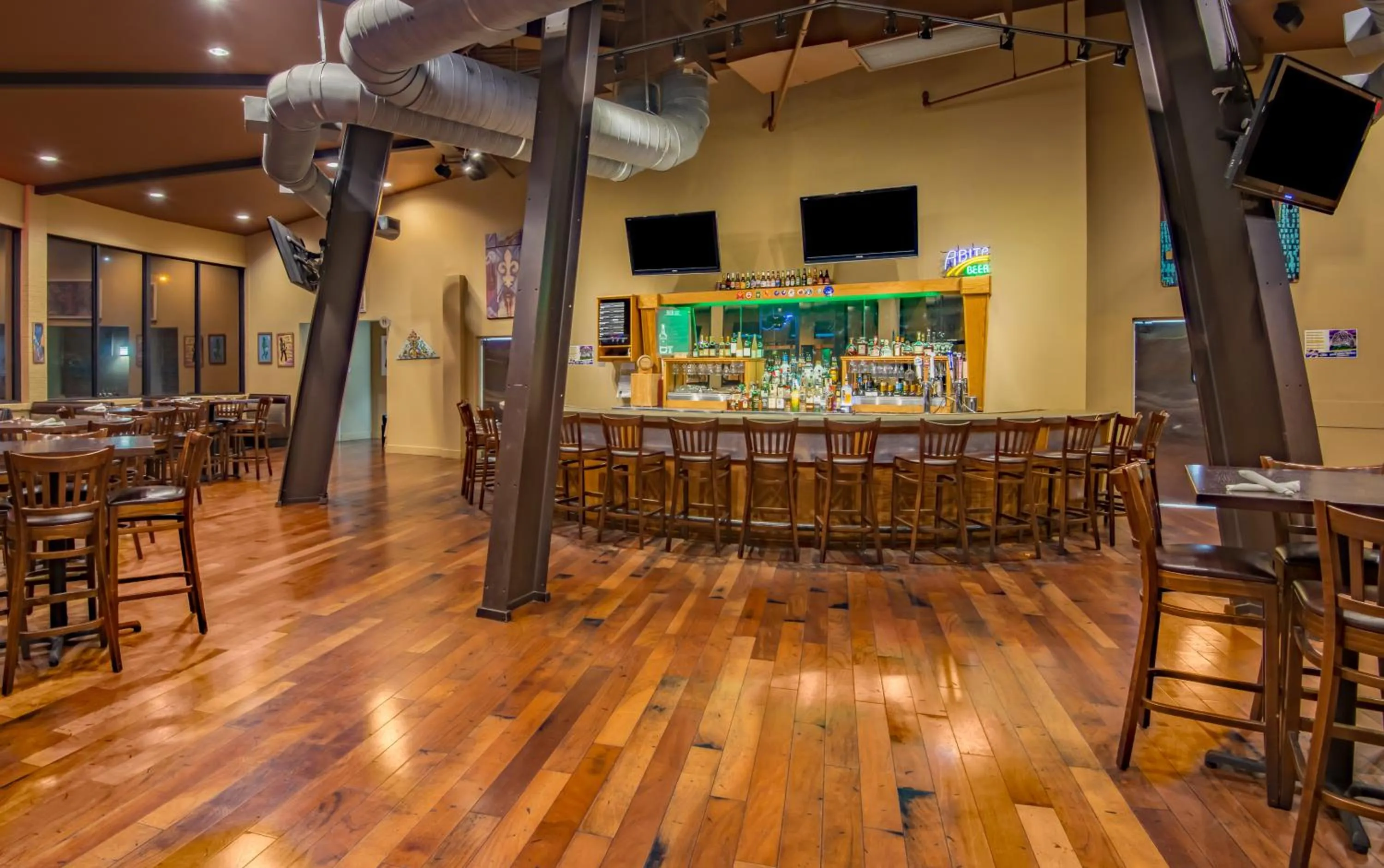 Lounge or bar in Holiday Inn New Orleans West Bank Tower by IHG