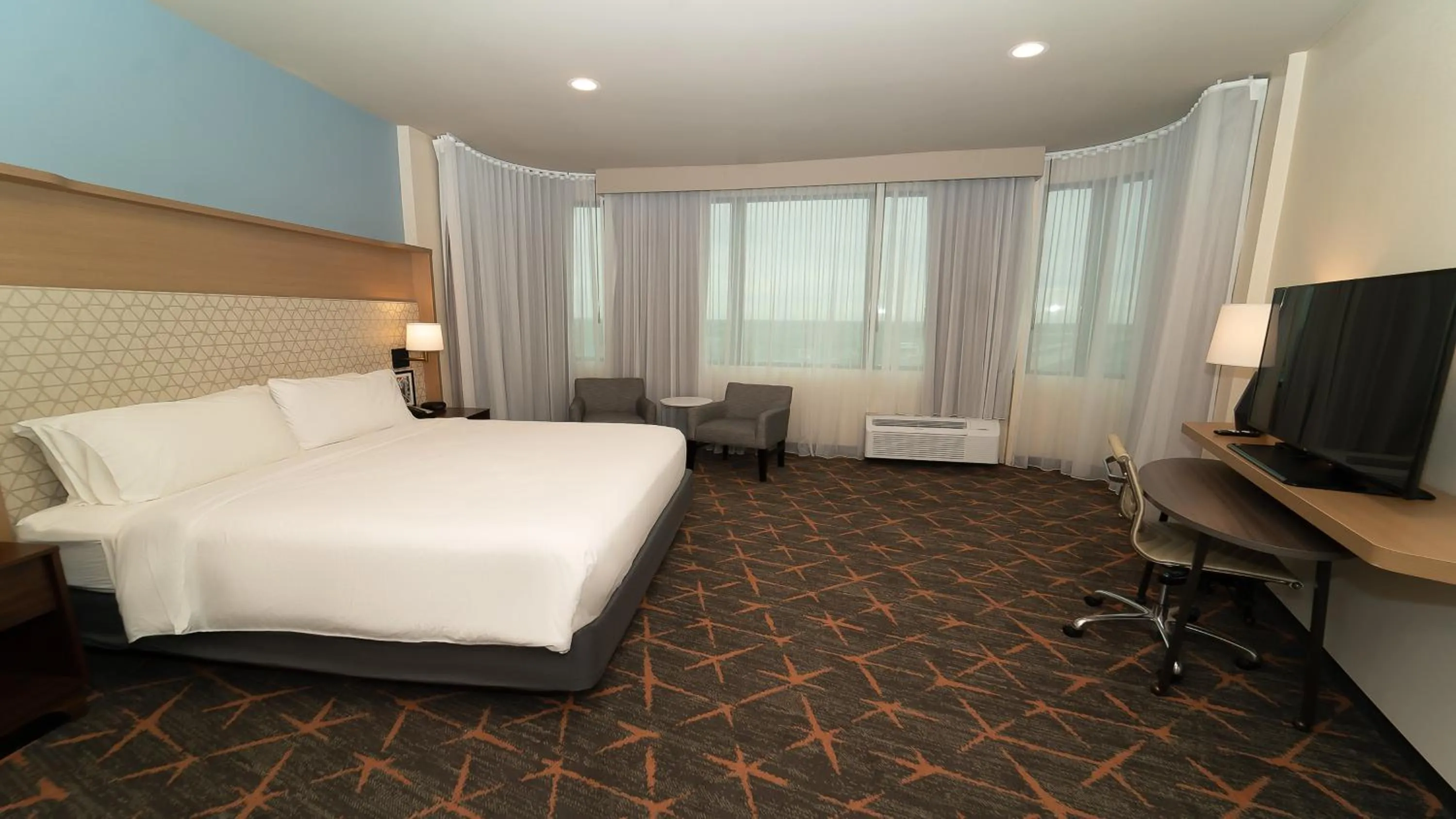 Photo of the whole room, Bed in Holiday Inn New Orleans West Bank Tower by IHG