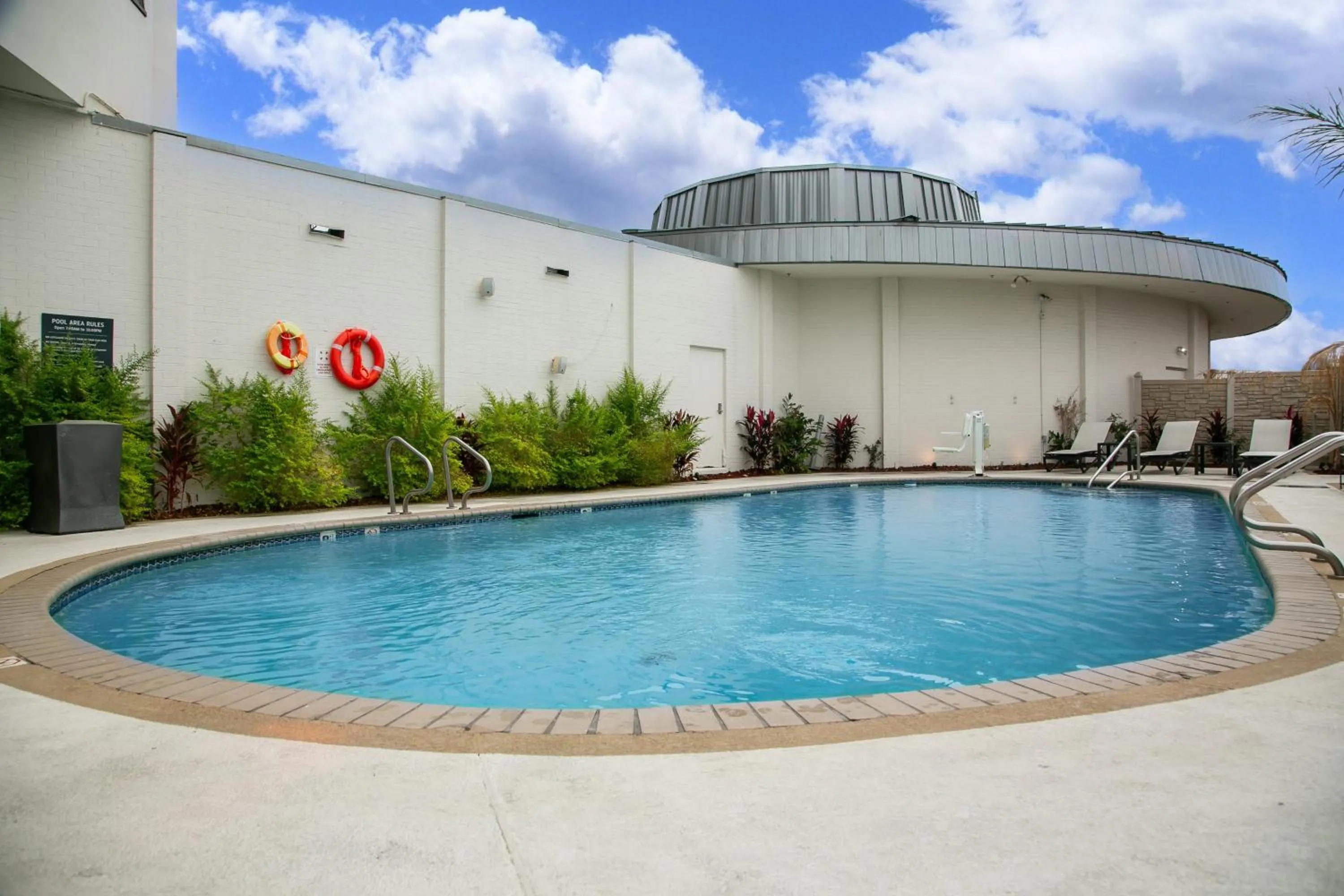 Swimming pool in Holiday Inn New Orleans West Bank Tower by IHG