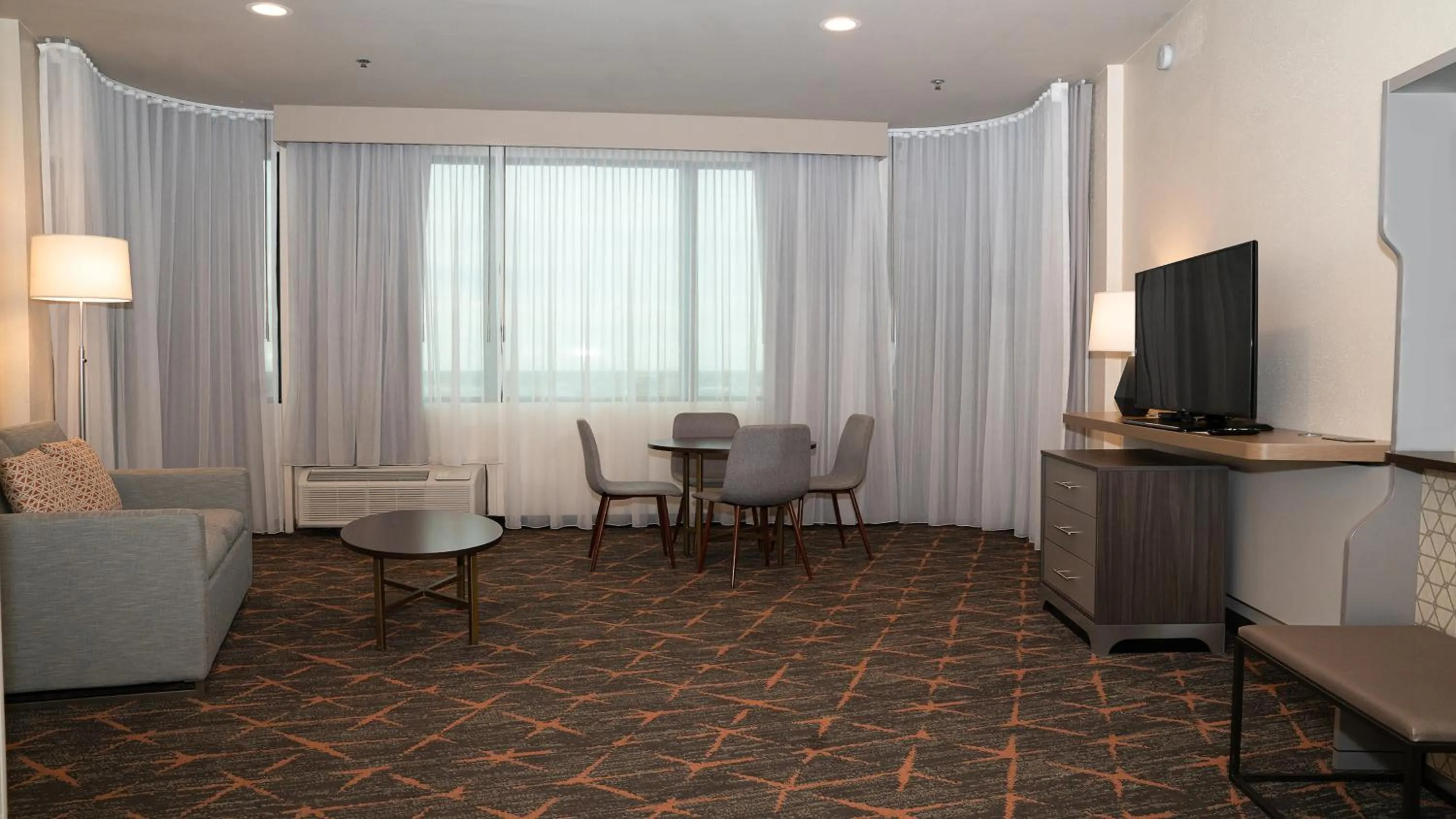 Photo of the whole room in Holiday Inn New Orleans West Bank Tower by IHG