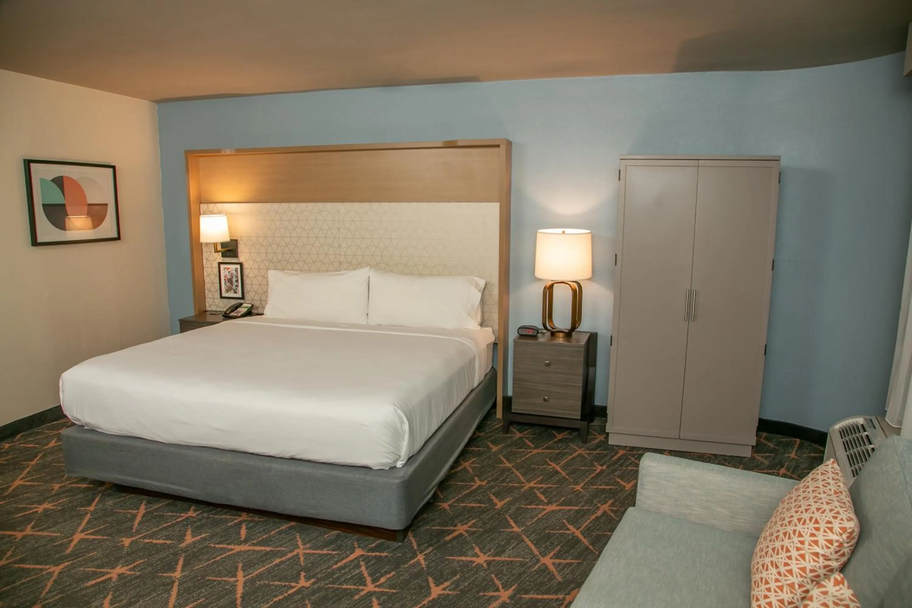 Photo of the whole room, Bed in Holiday Inn New Orleans West Bank Tower by IHG