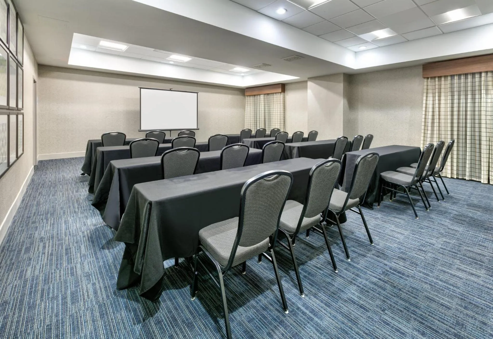 Meeting/conference room in Holiday Inn Express Hotel & Suites Dallas Fort Worth Airport South by IHG