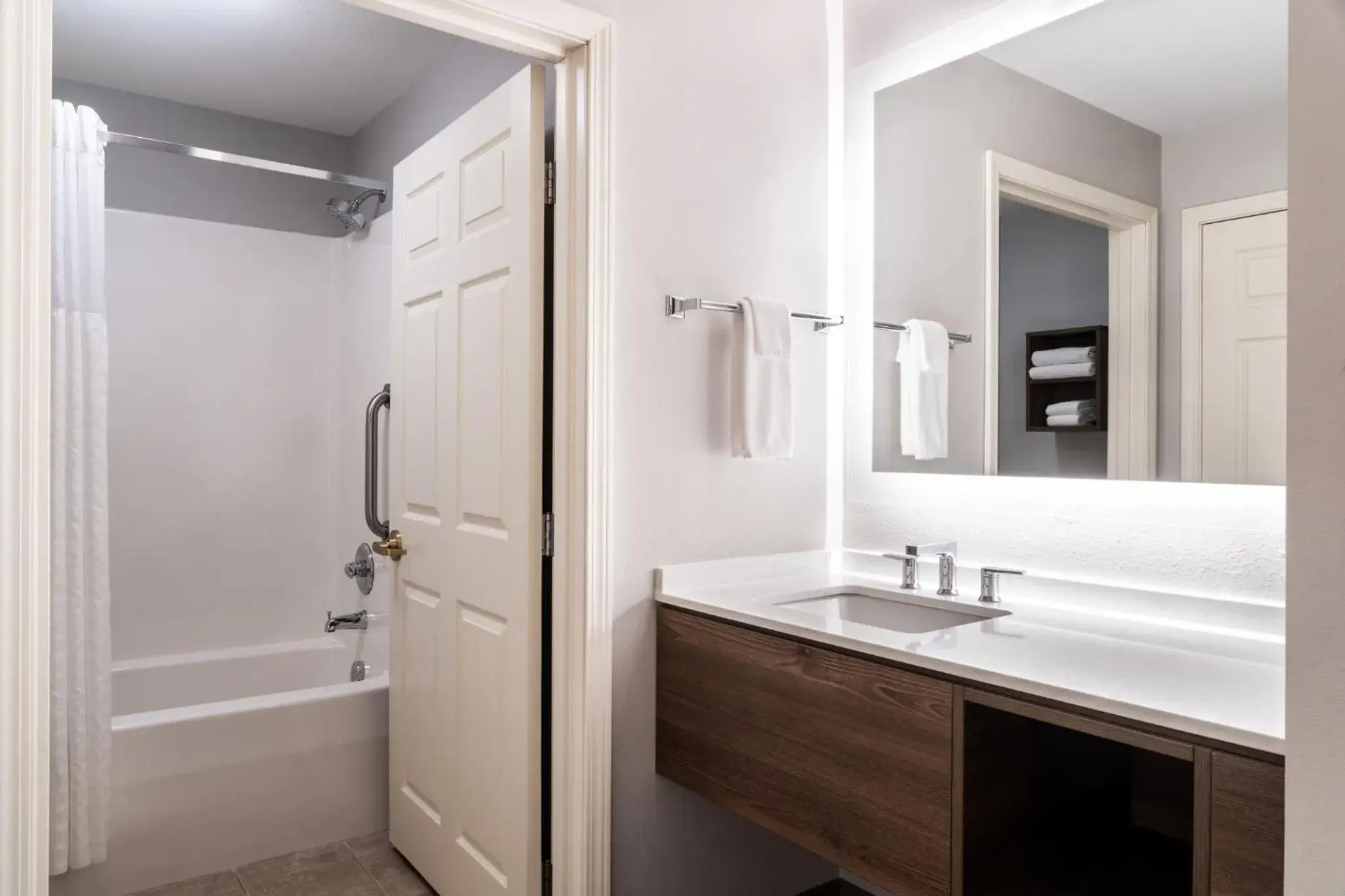 Studio Queen Suite in Staybridge Suites Akron-Stow-Cuyahoga Falls by IHG Studio Queen Suite in Staybridge Suites Akron-Stow-Cuyahoga Falls by IHG