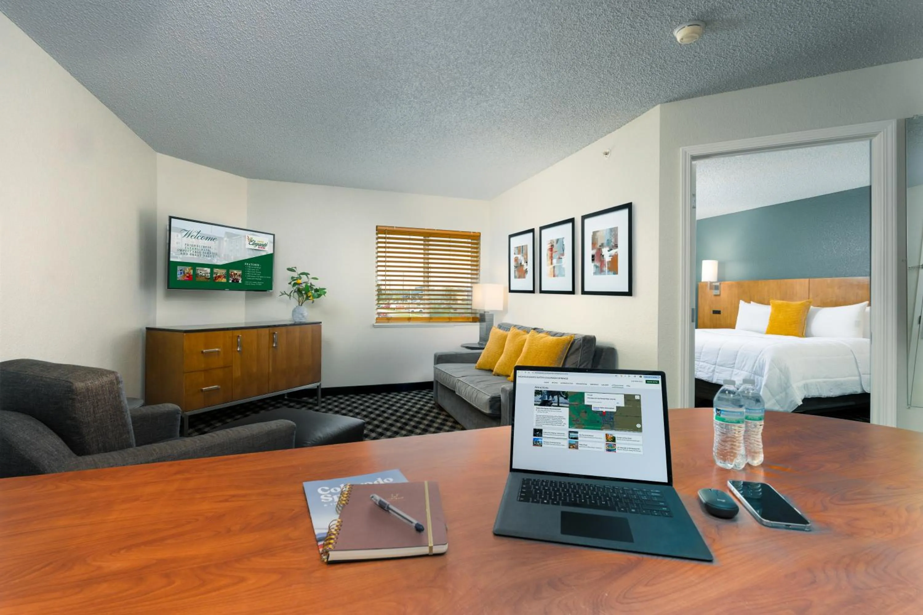 Photo of the whole room, Bed in MCM Elegante Suites