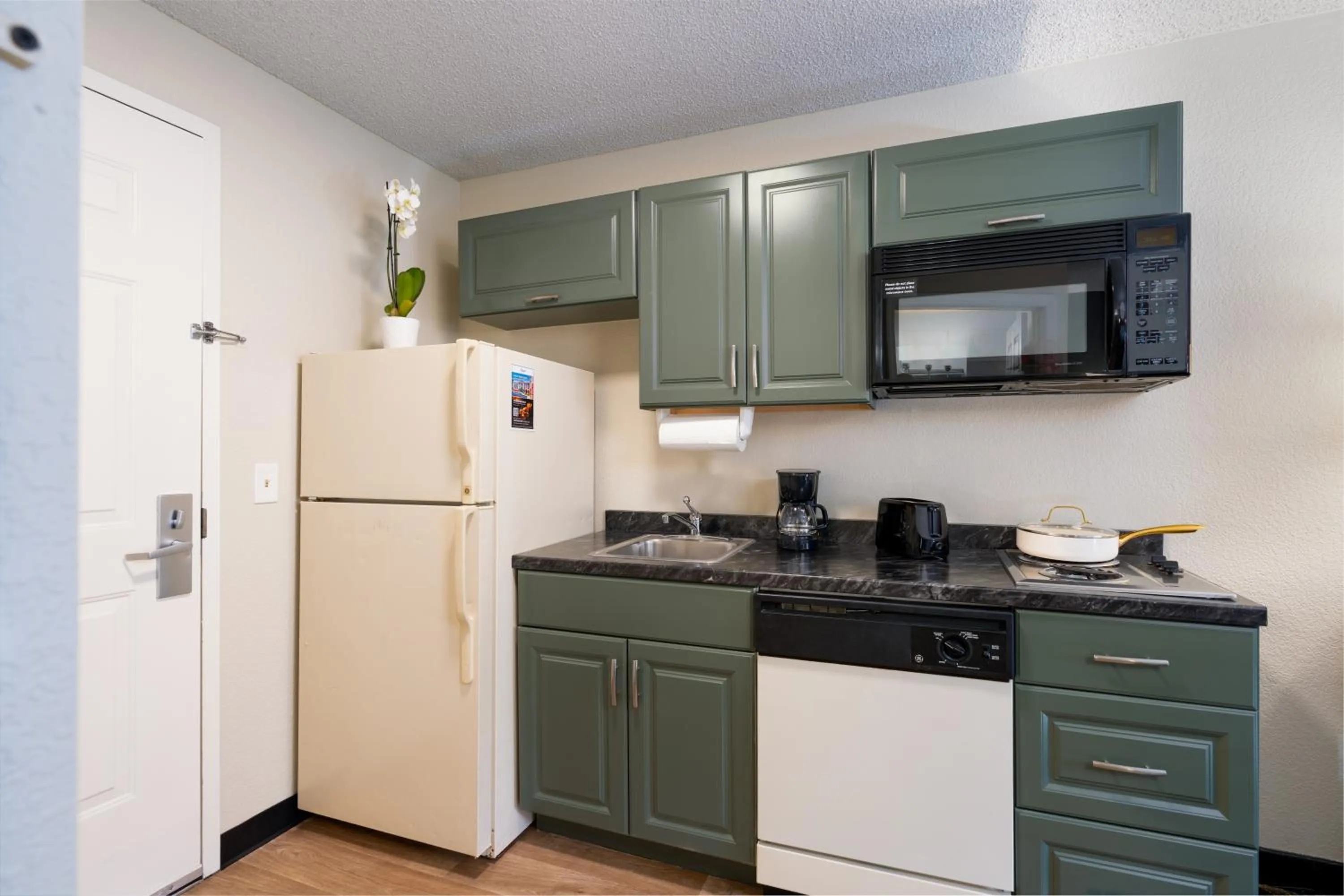 Kitchen or kitchenette in MCM Elegante Suites