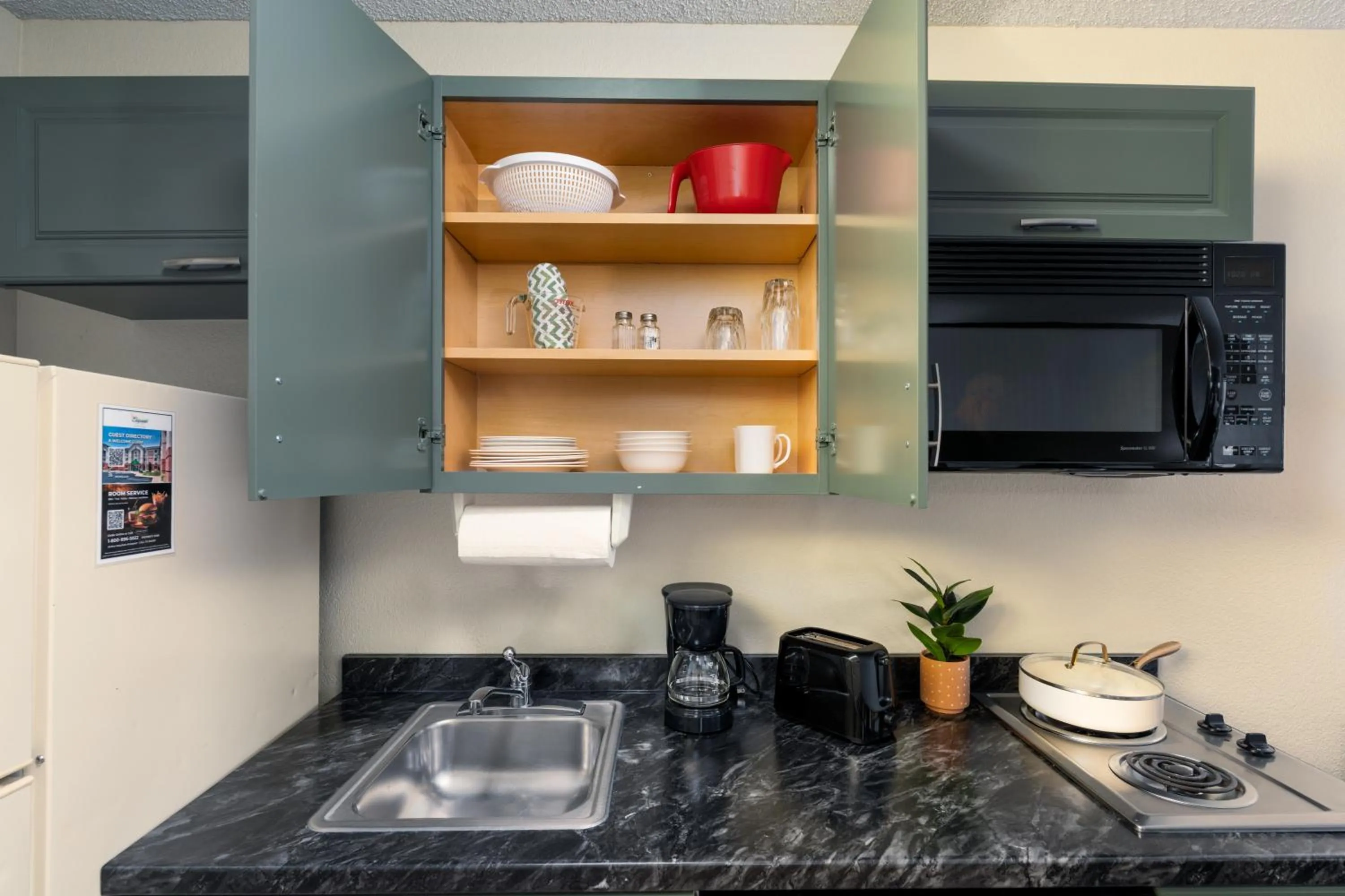 Kitchen or kitchenette in MCM Elegante Suites