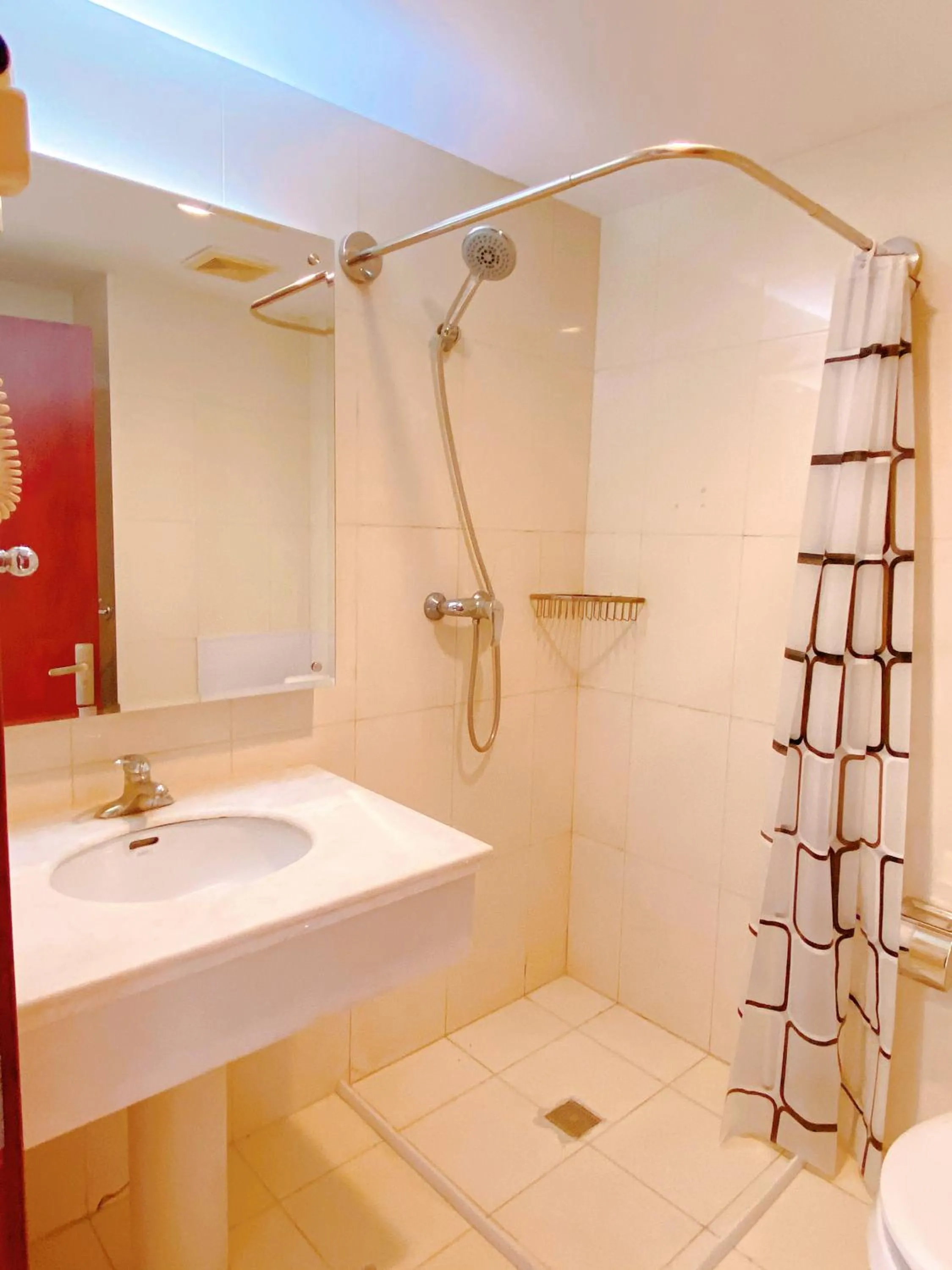Shower in King Parkview Hotel
