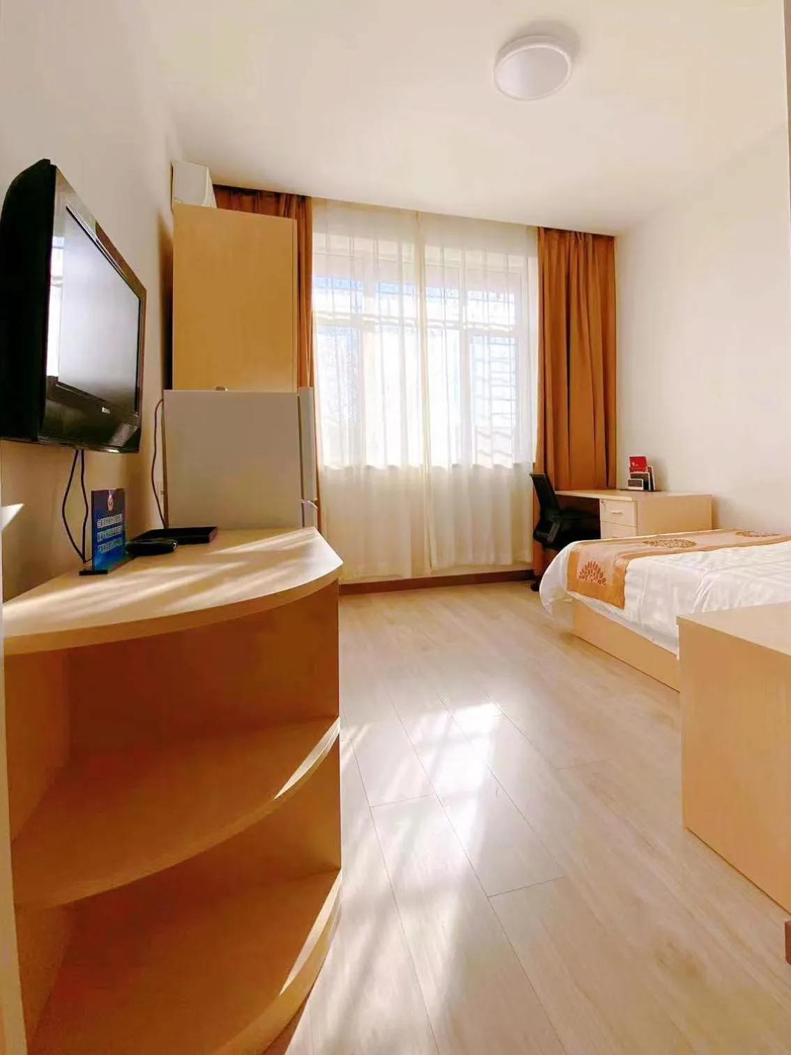 Photo of the whole room, Bed in King Parkview Hotel