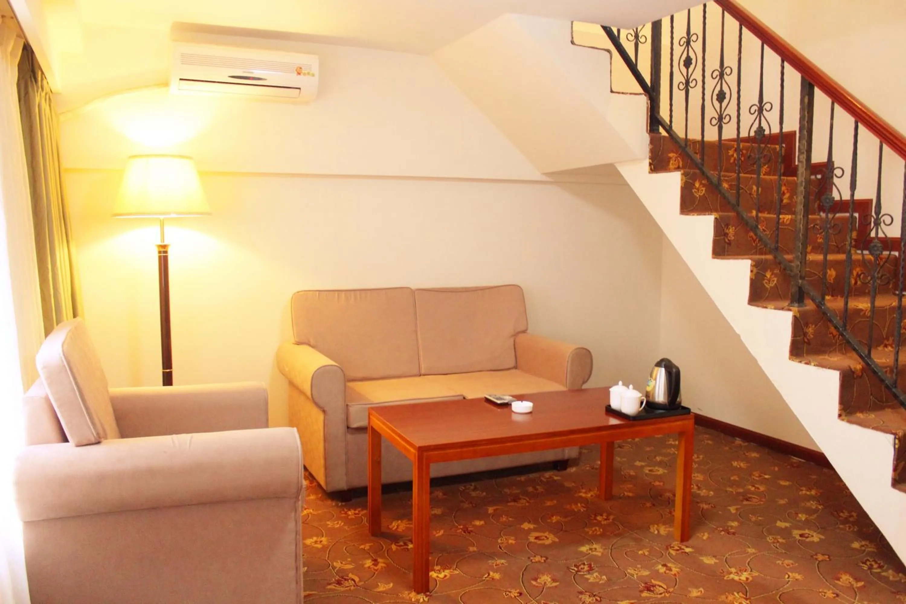 Seating area in King Parkview Hotel