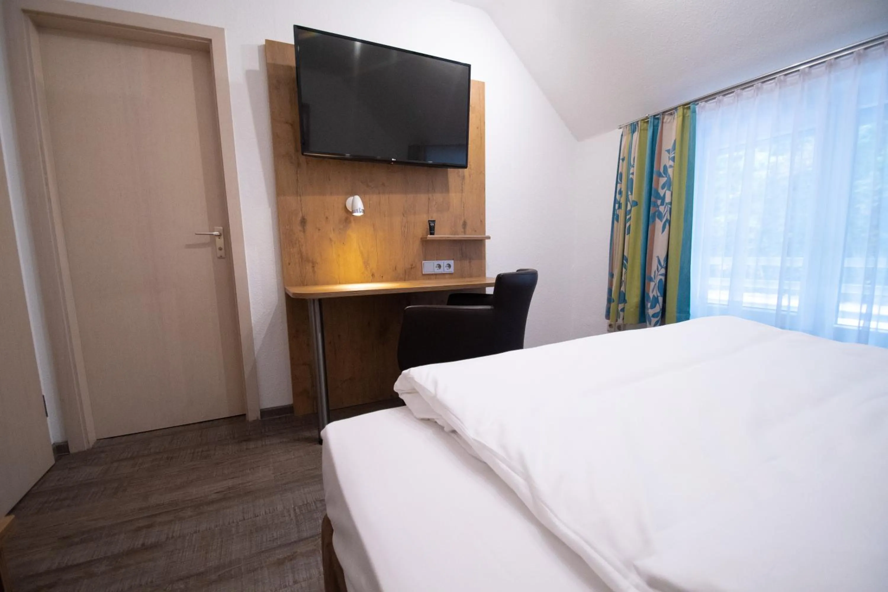 TV and multimedia, Bed in Taste Smart Hotel Backnang