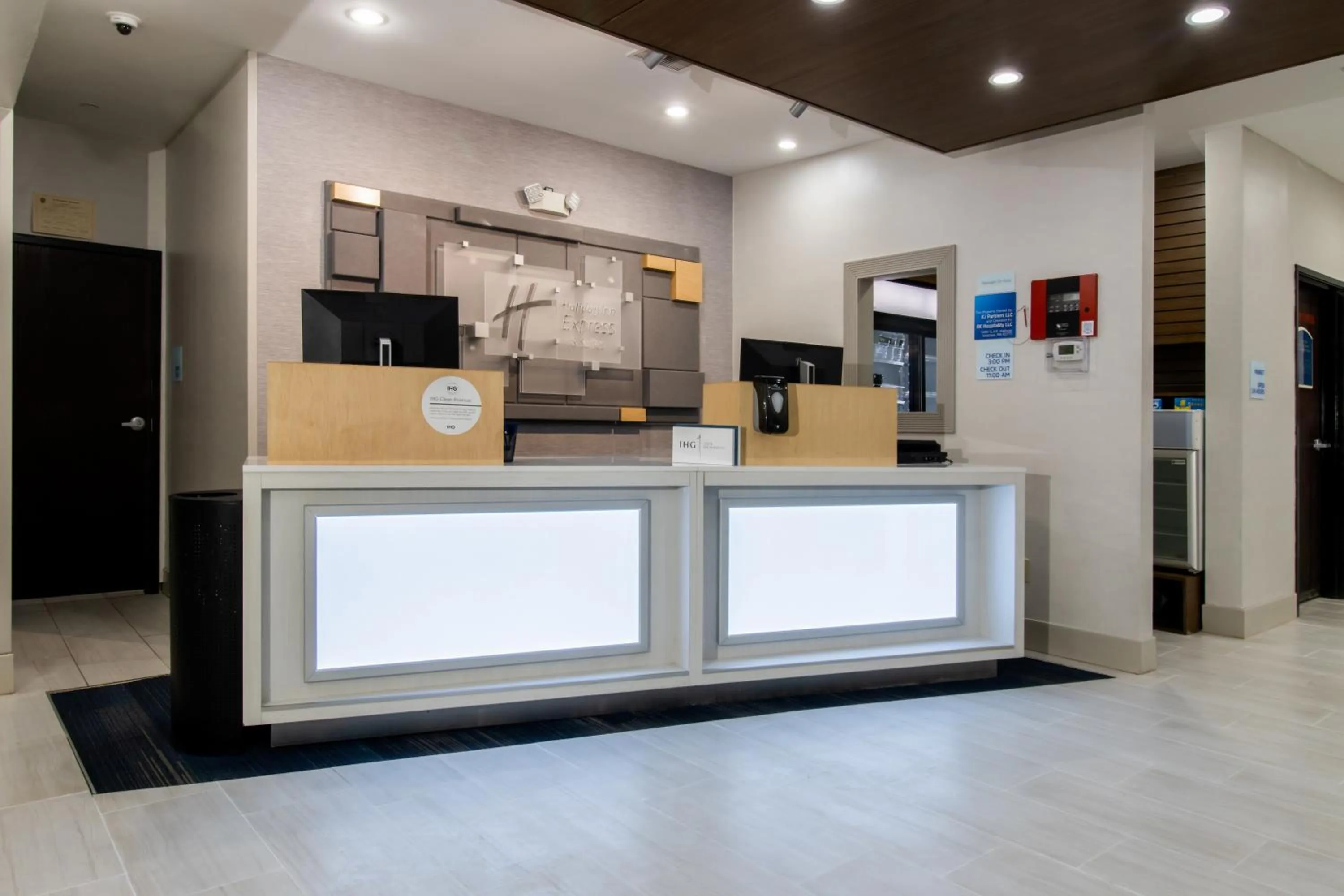 Lobby or reception in Holiday Inn Express Hotel & Suites Swansea by IHG