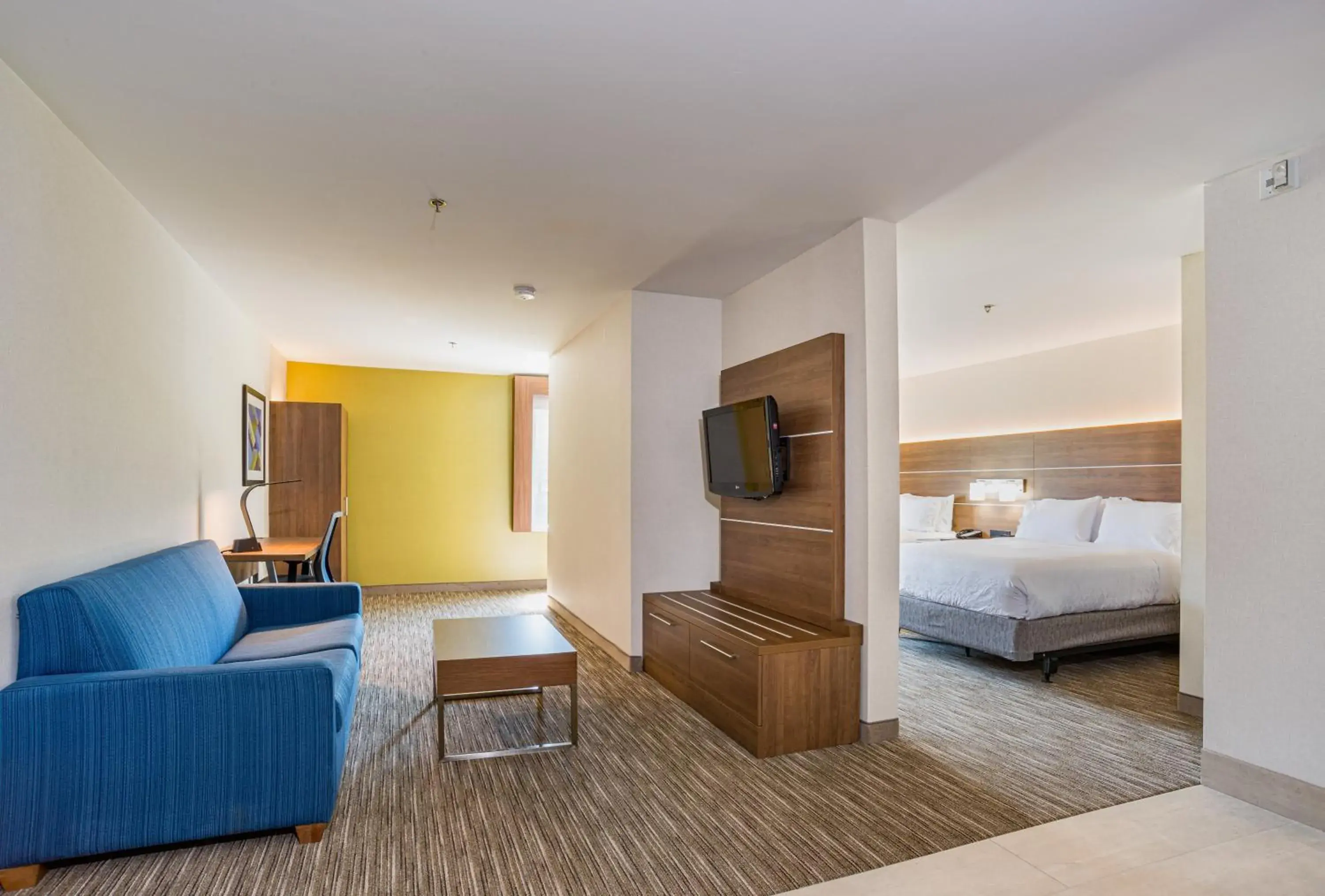 Suite - Hearing Accessible in Holiday Inn Express Hotel & Suites Swansea by IHG Suite - Hearing Accessible in Holiday Inn Express Hotel & Suites Swansea by IHG