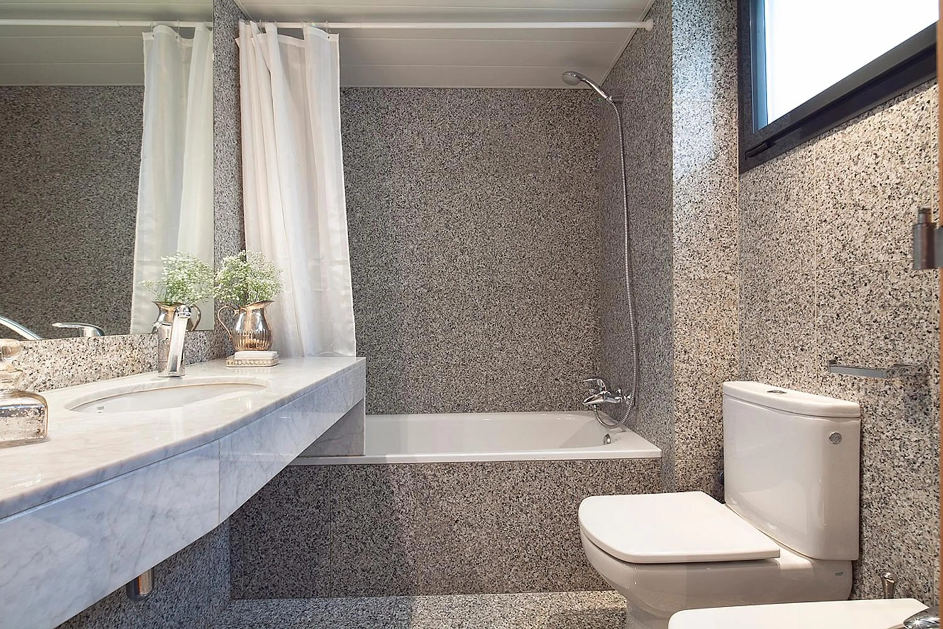 Bathroom in Apartment Barcelona Rentals - Sarria Apartments Near Center