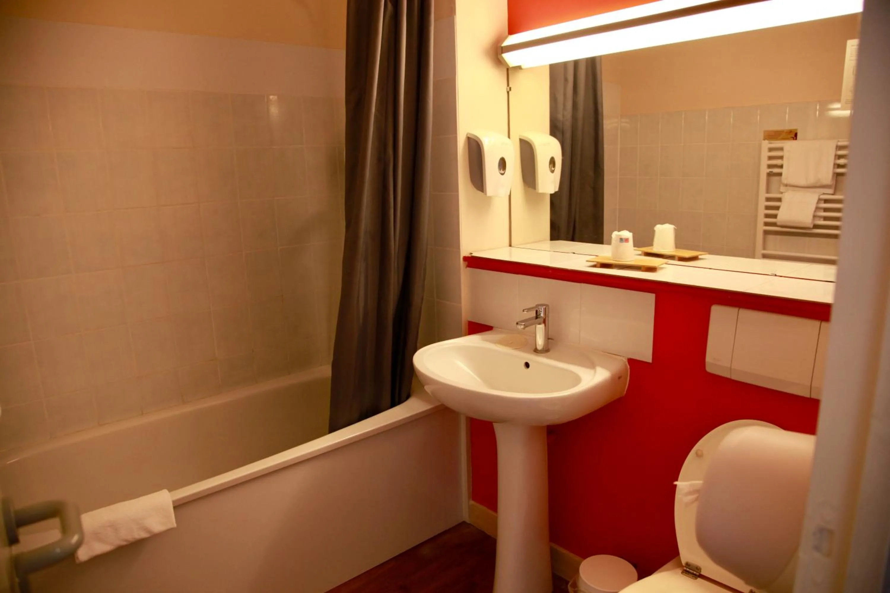 Double Room in Cit'Hotel Du Circuit