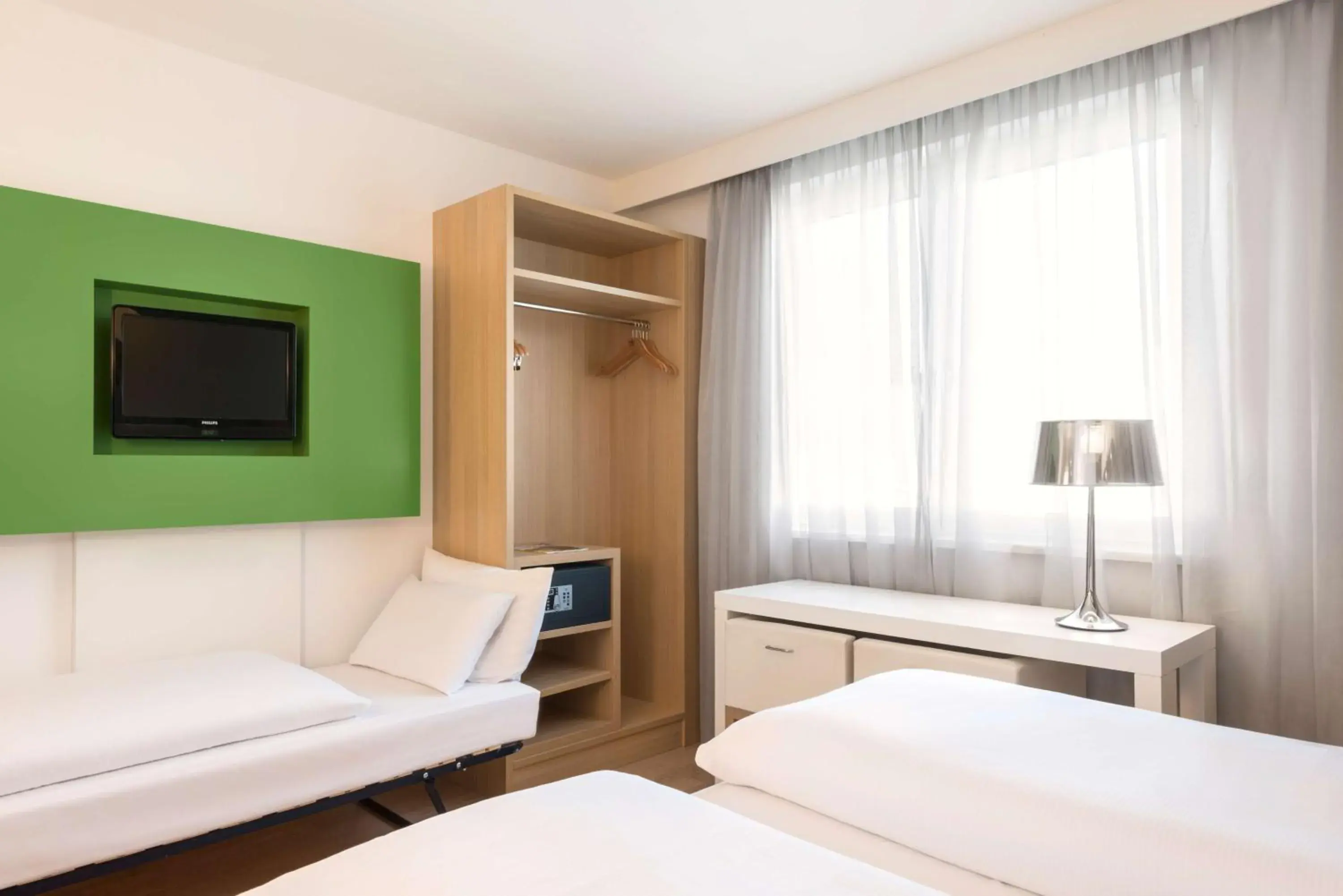 Photo of the whole room, Bed in NH Berlin Potsdamer Platz Photo of the whole room, Bed in NH Berlin Potsdamer Platz