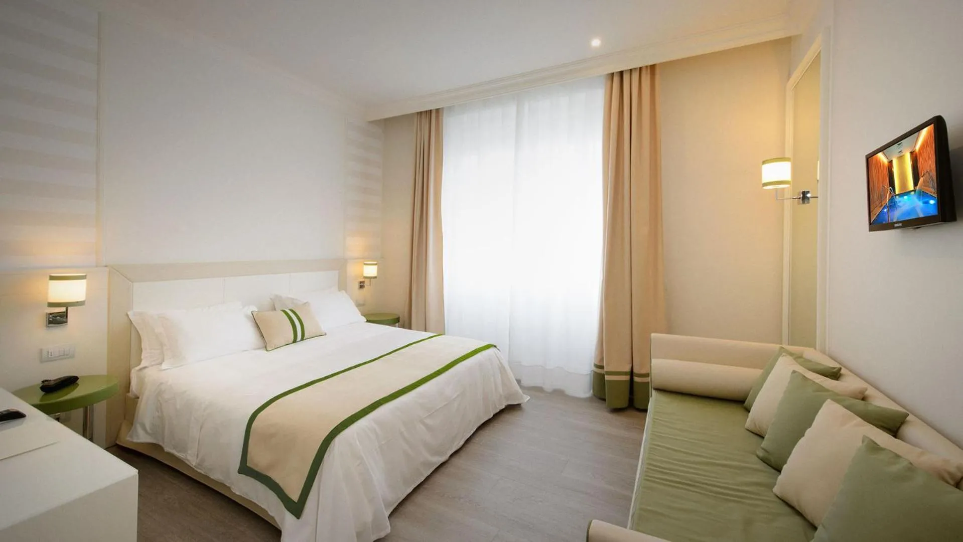 Photo of the whole room, Bed in Grand Hotel & Riviera
