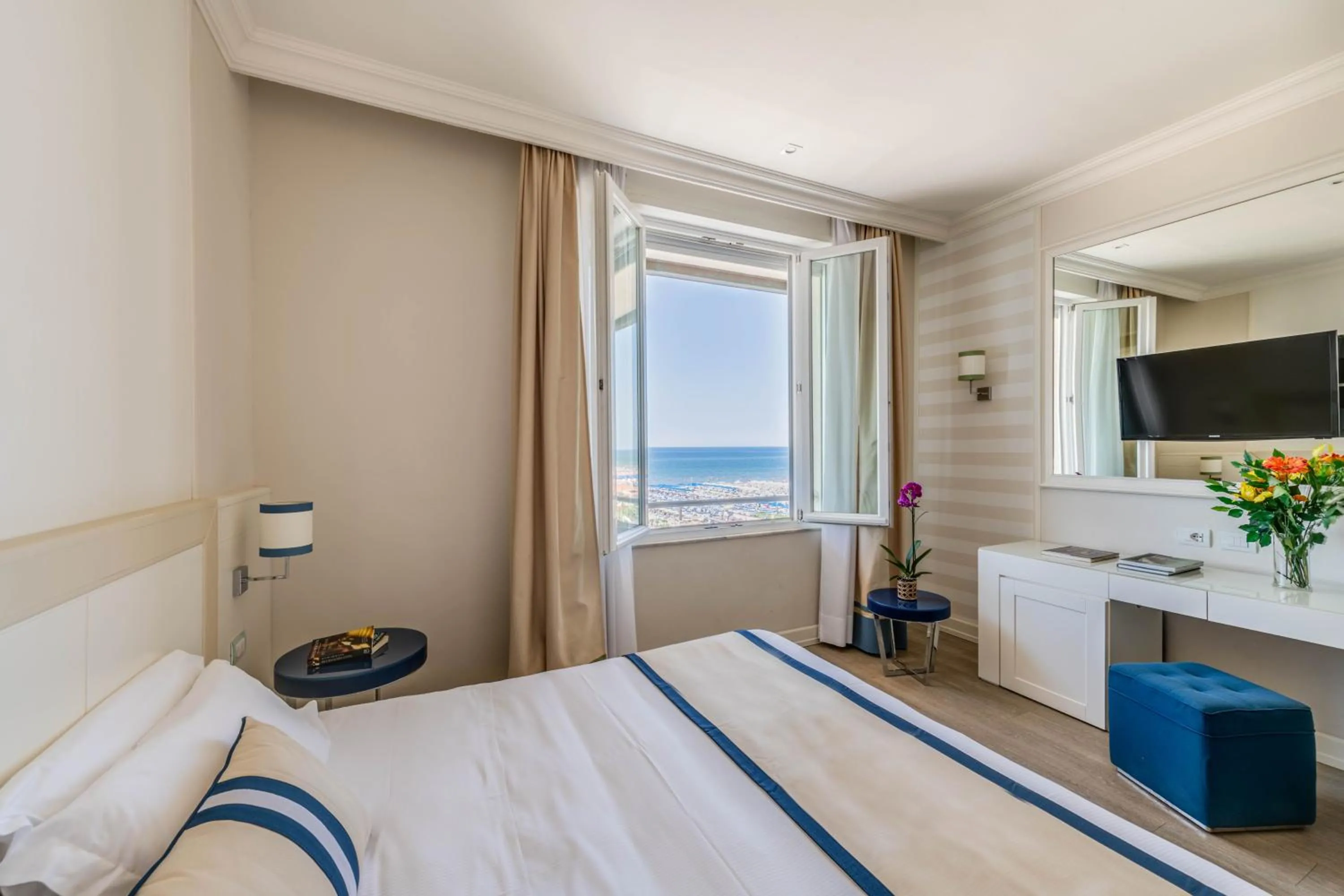 Bedroom, Bed in Grand Hotel & Riviera