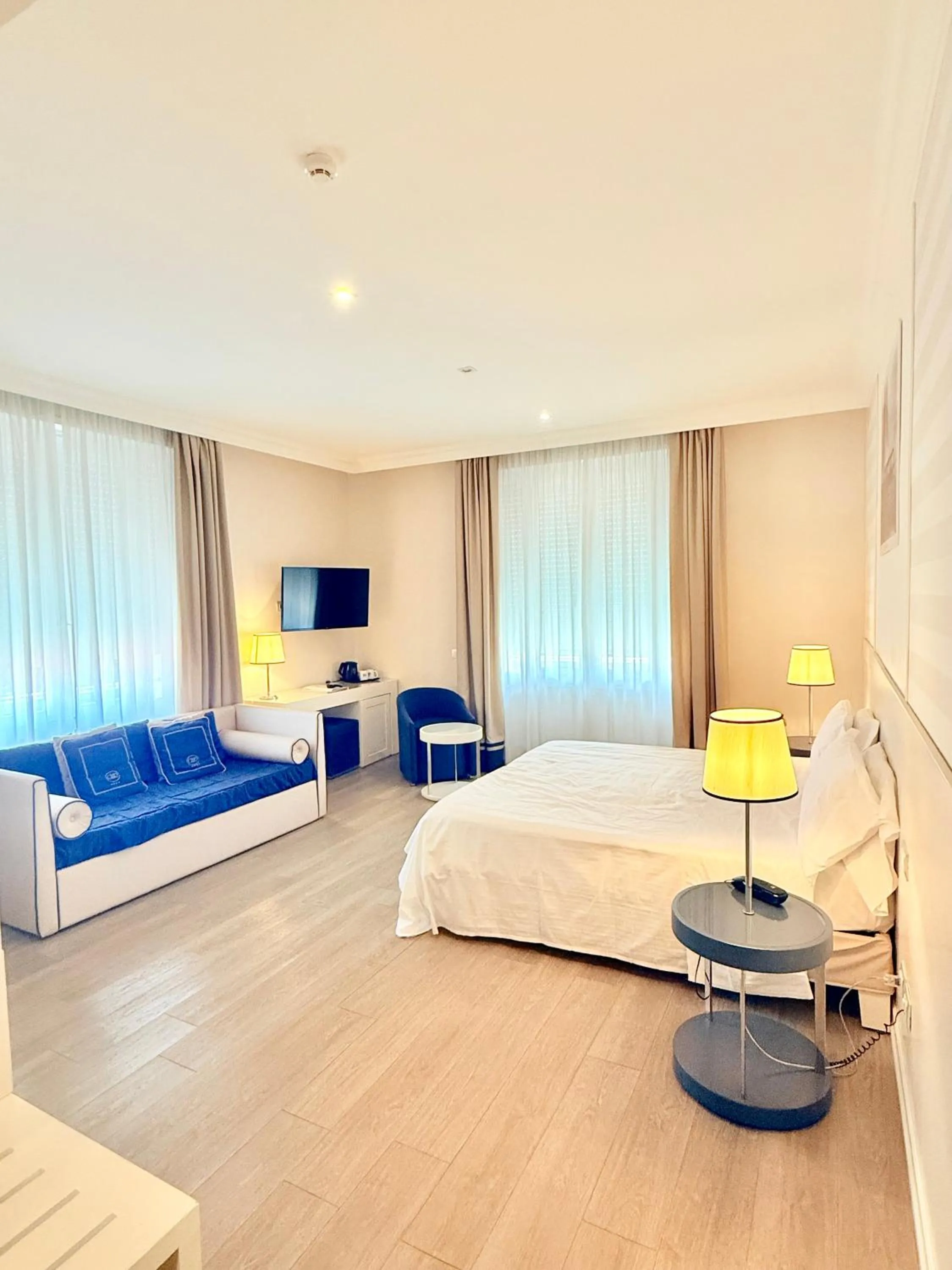 Bedroom, Bed in Grand Hotel & Riviera