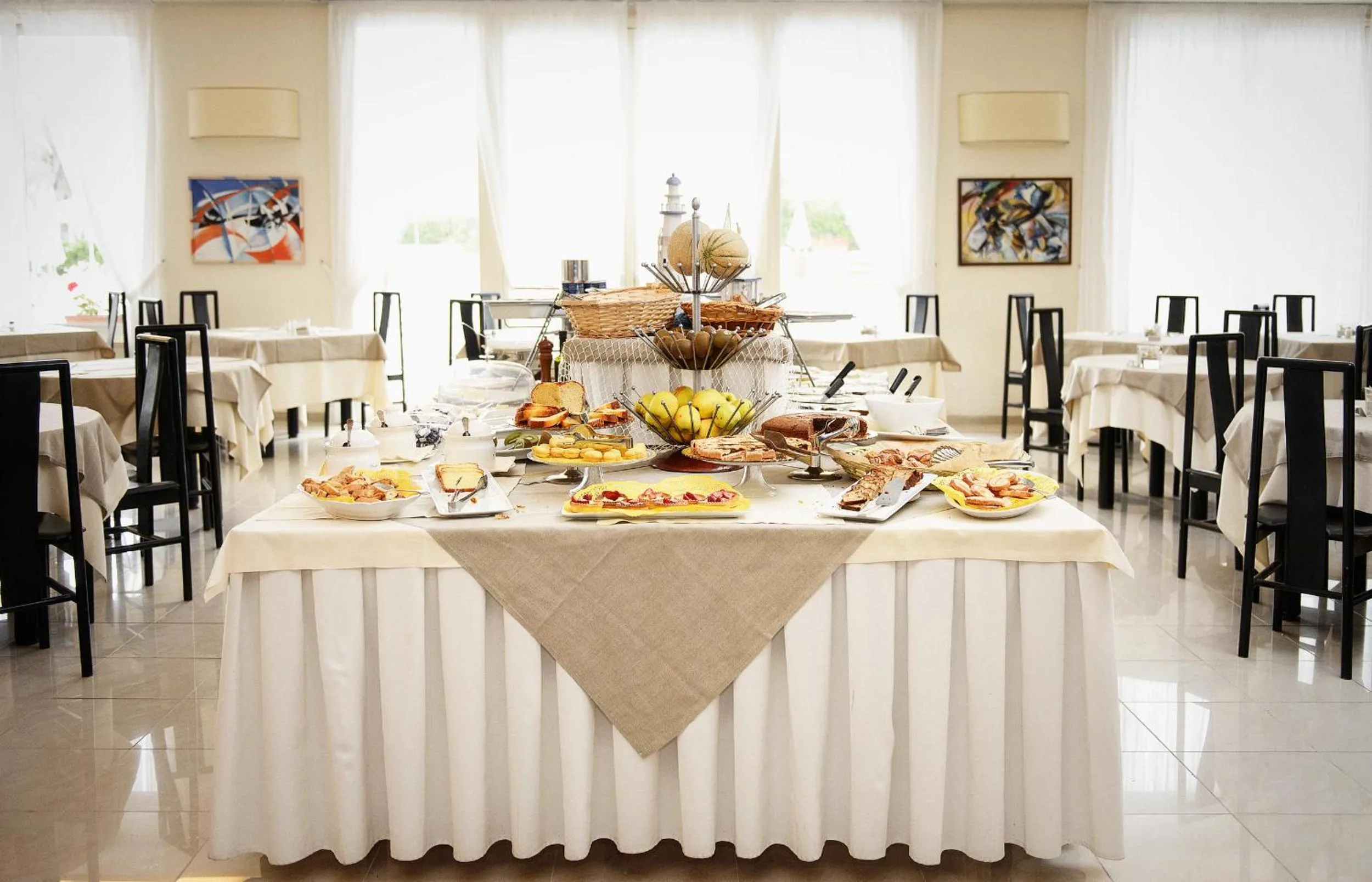 Restaurant/places to eat in Grand Hotel & Riviera