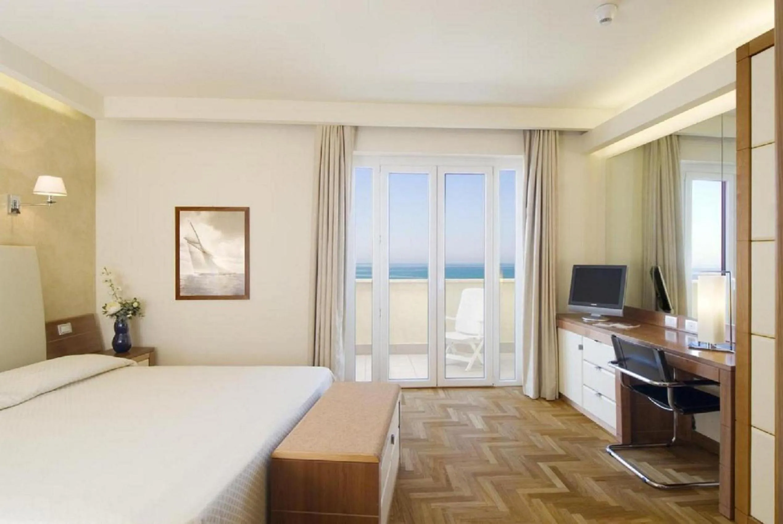 Bedroom, Bed in Grand Hotel & Riviera