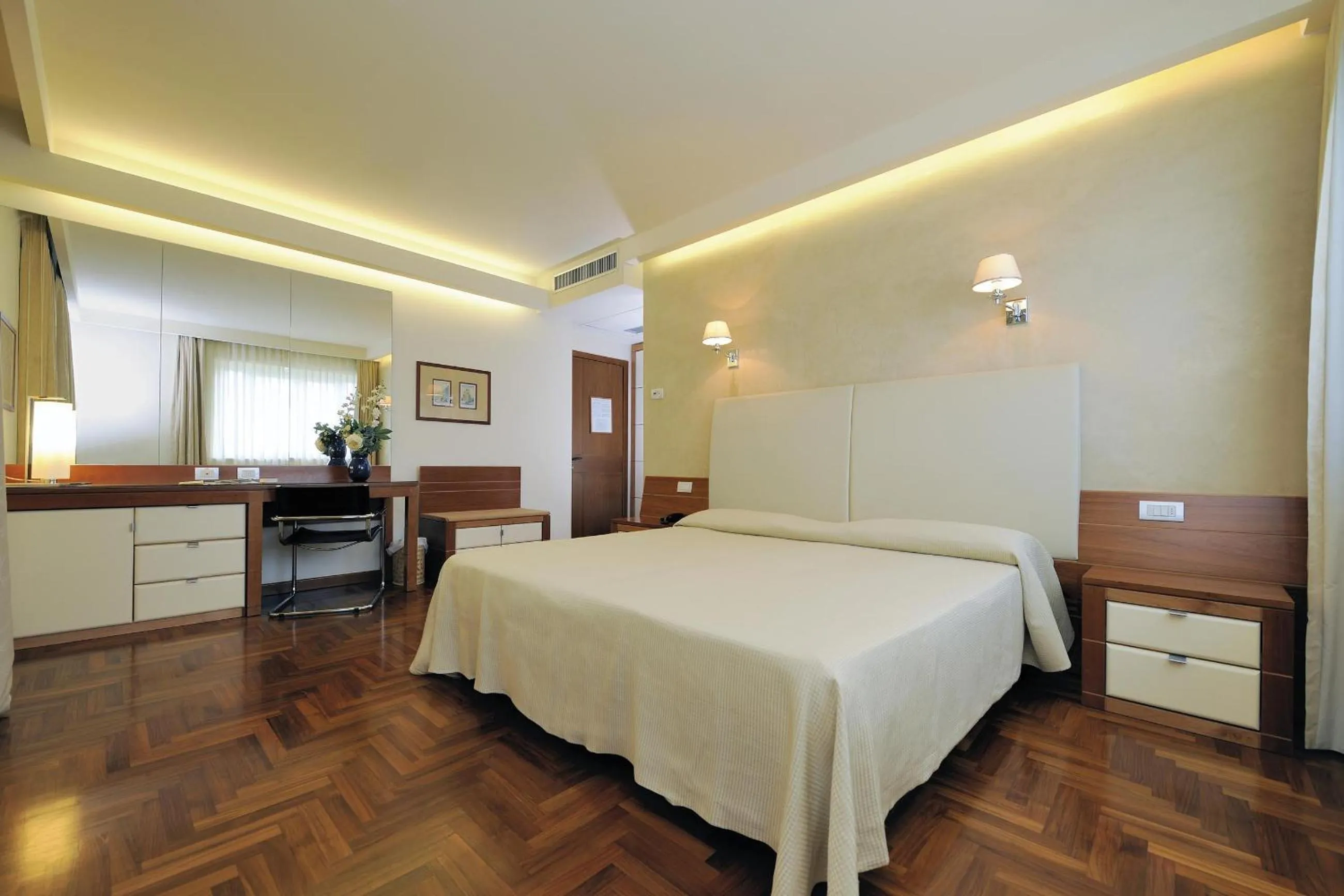 Bedroom, Bed in Grand Hotel & Riviera