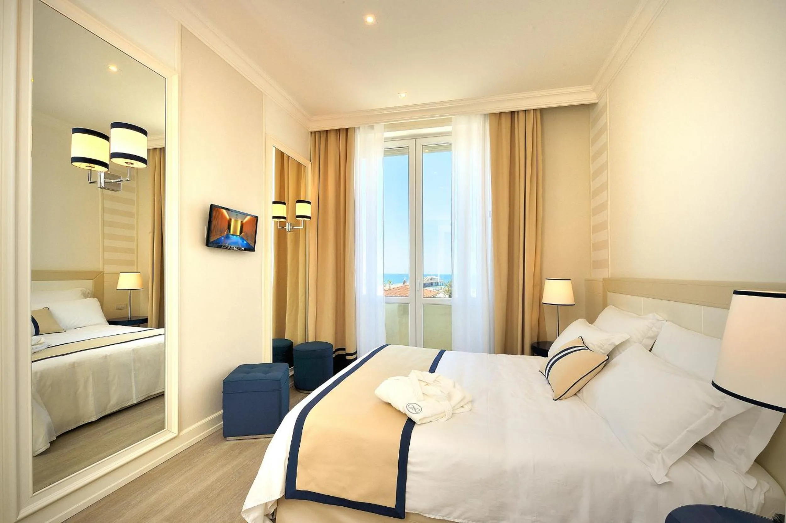 Bedroom, Bed in Grand Hotel & Riviera