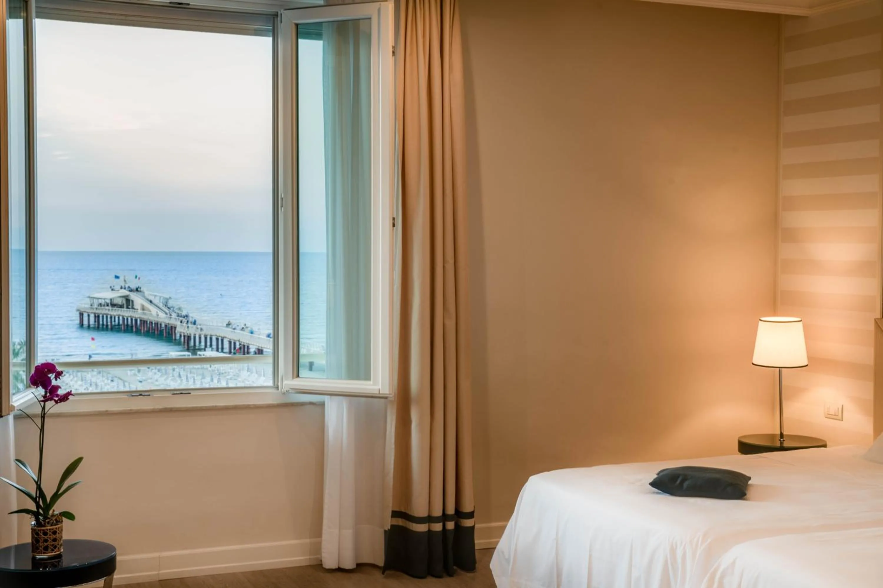 Sea view, Bed in Grand Hotel & Riviera