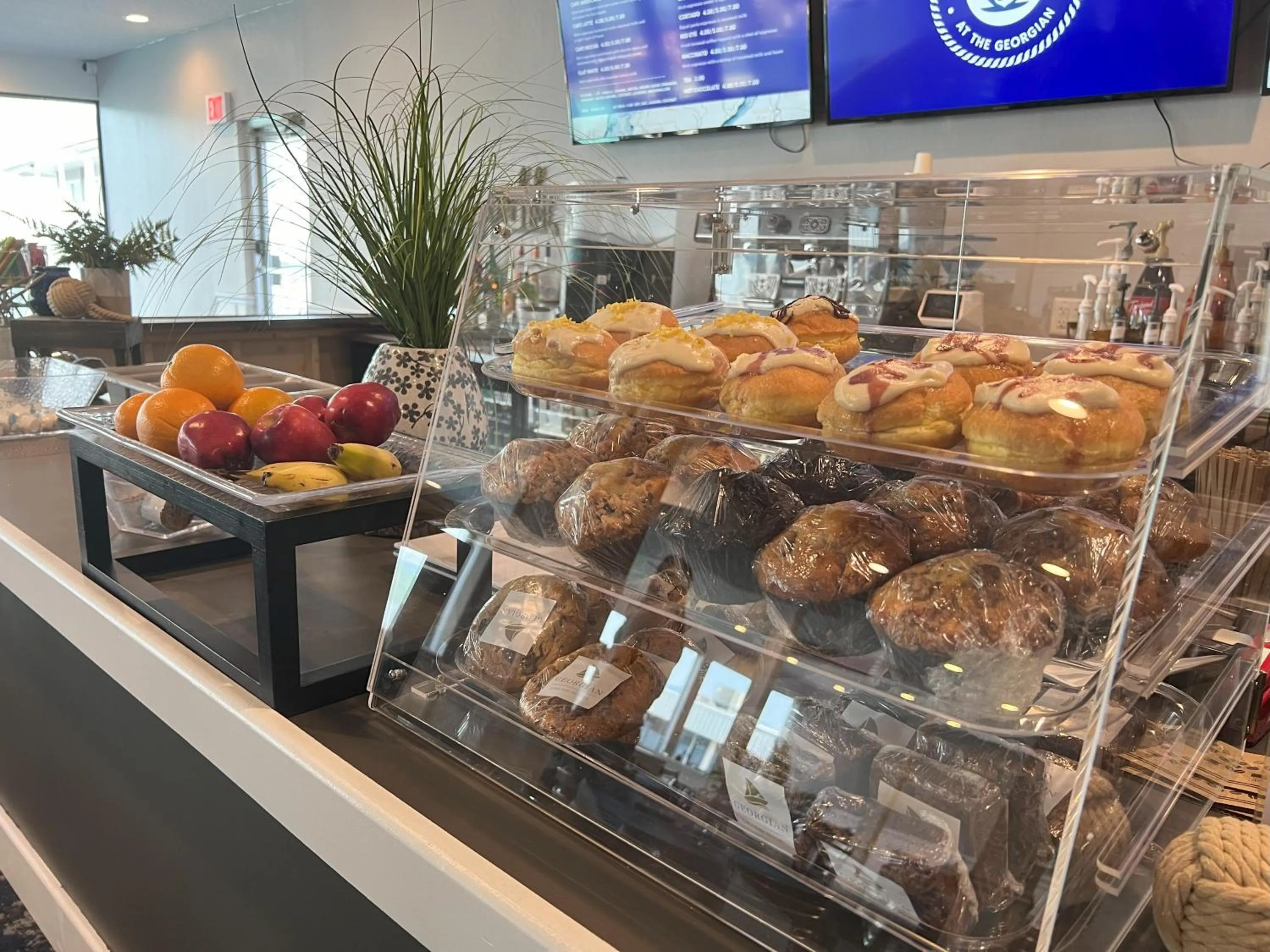 Restaurant/places to eat in Georgian Lakeside Resort