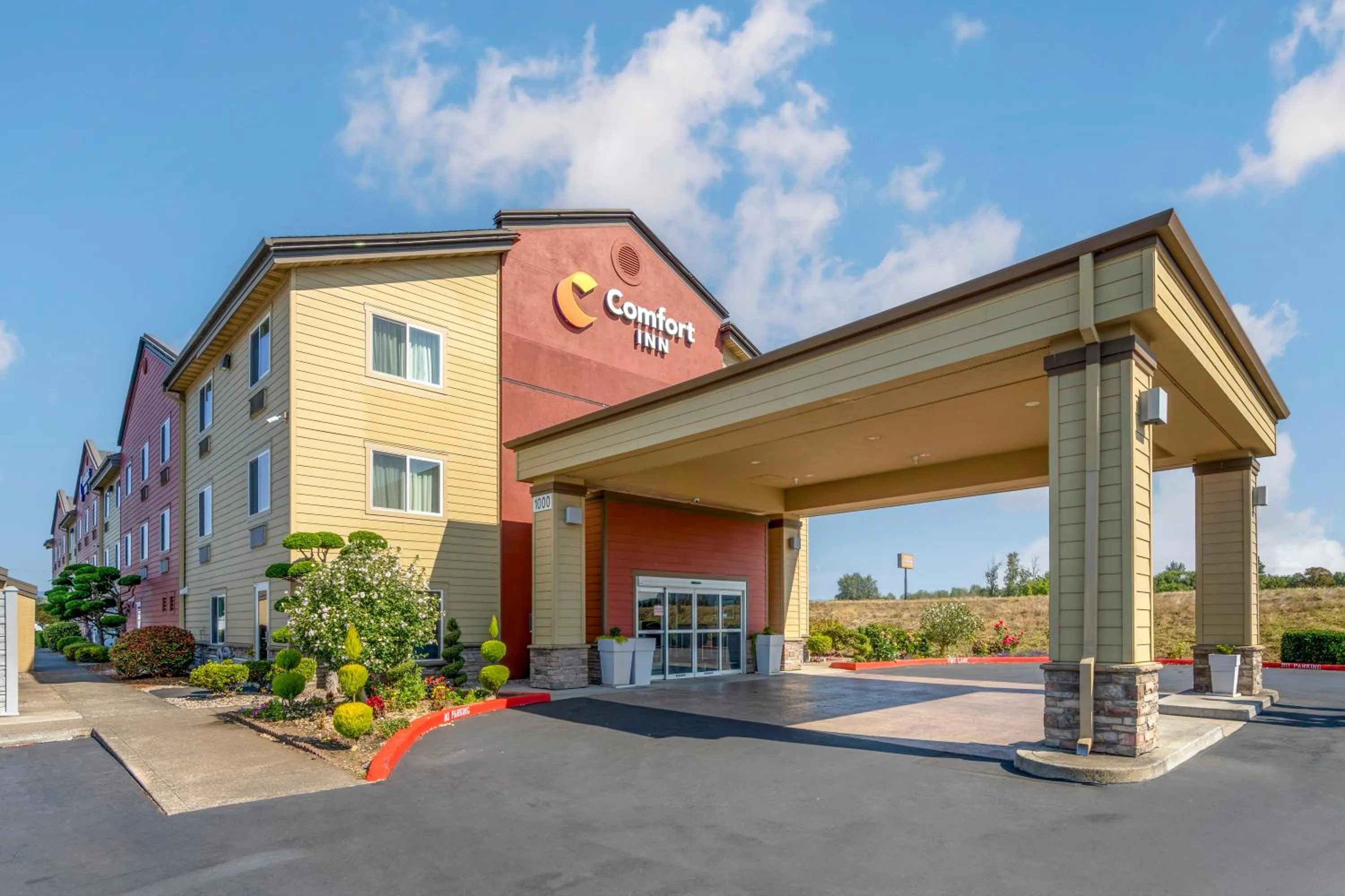Property building in Comfort Inn Troutdale-Portland East